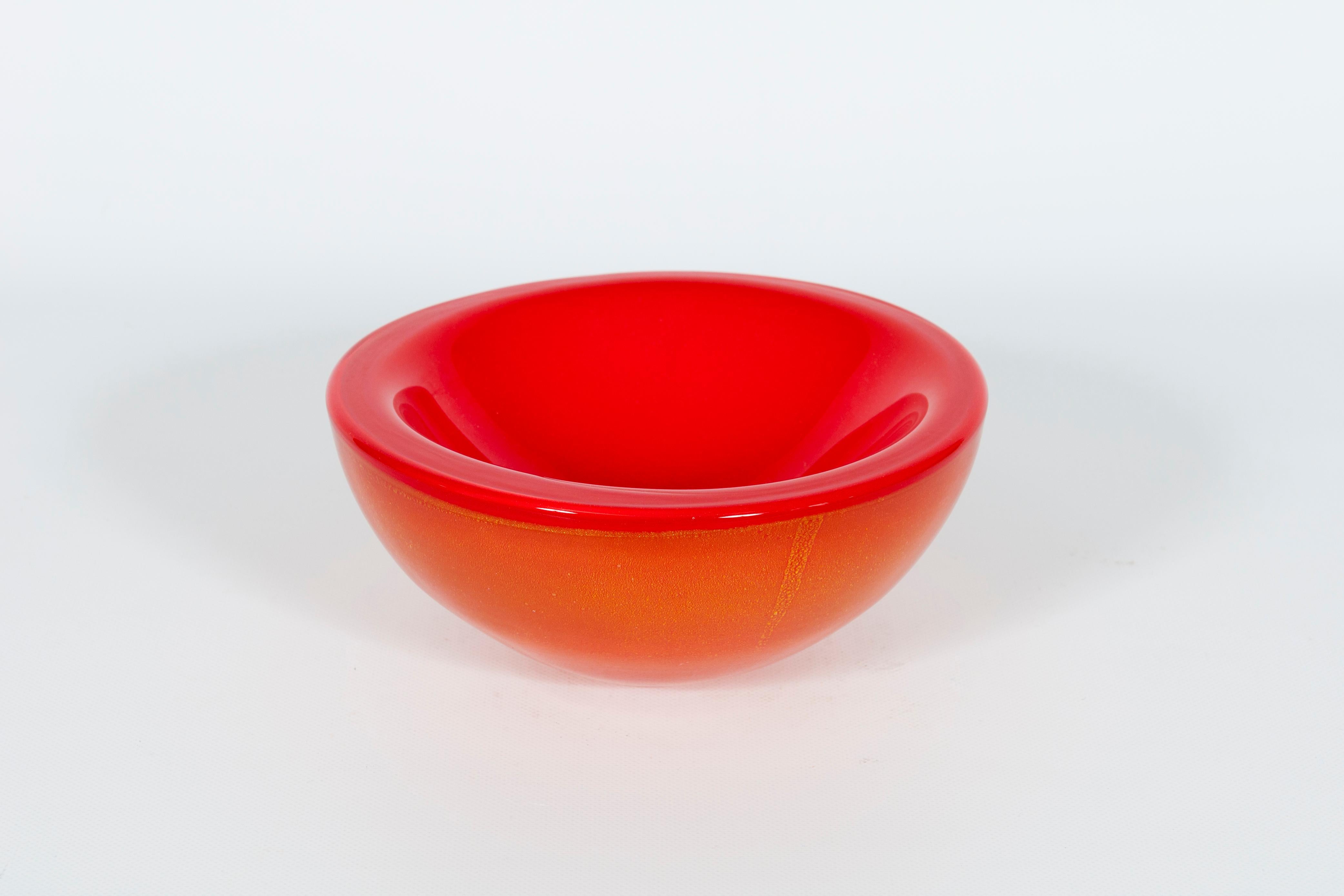 Tafelaufsatz aus Muranoglas von Vintage Murano Gallery, 1990er Jahre

Dieser außergewöhnliche Tafelaufsatz aus Murano-Glas ist ein eindrucksvolles Beispiel für meisterhafte venezianische Handwerkskunst aus den 1990er Jahren, geschaffen von der