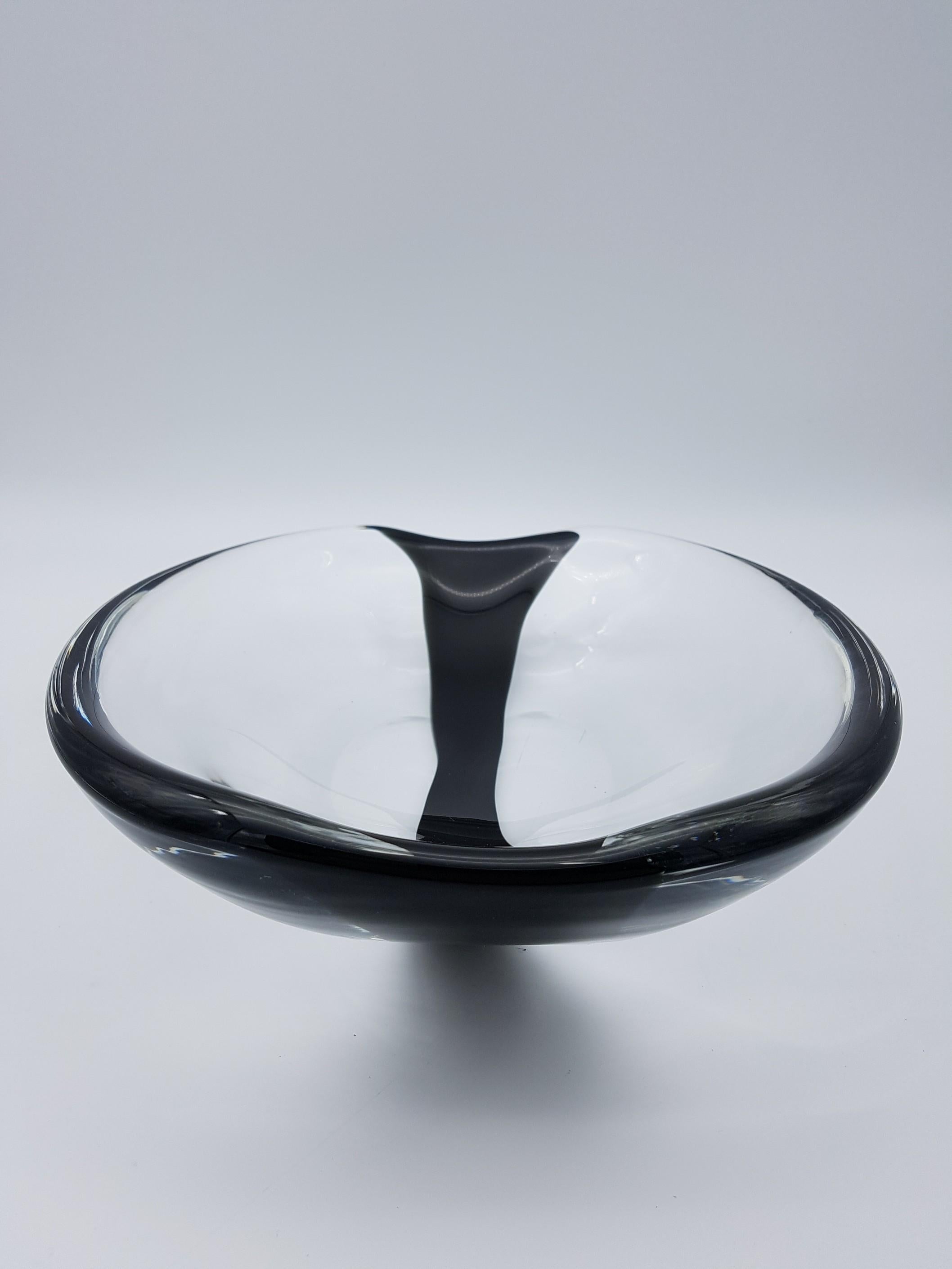 Vintage Murano glass dish/centerpiece by Gino Cenedese e Figlio, completely handmade in the mid-1960s and designed by Mr. Antonio da Ros. This dish is a stunning example of design at its best: the motto 