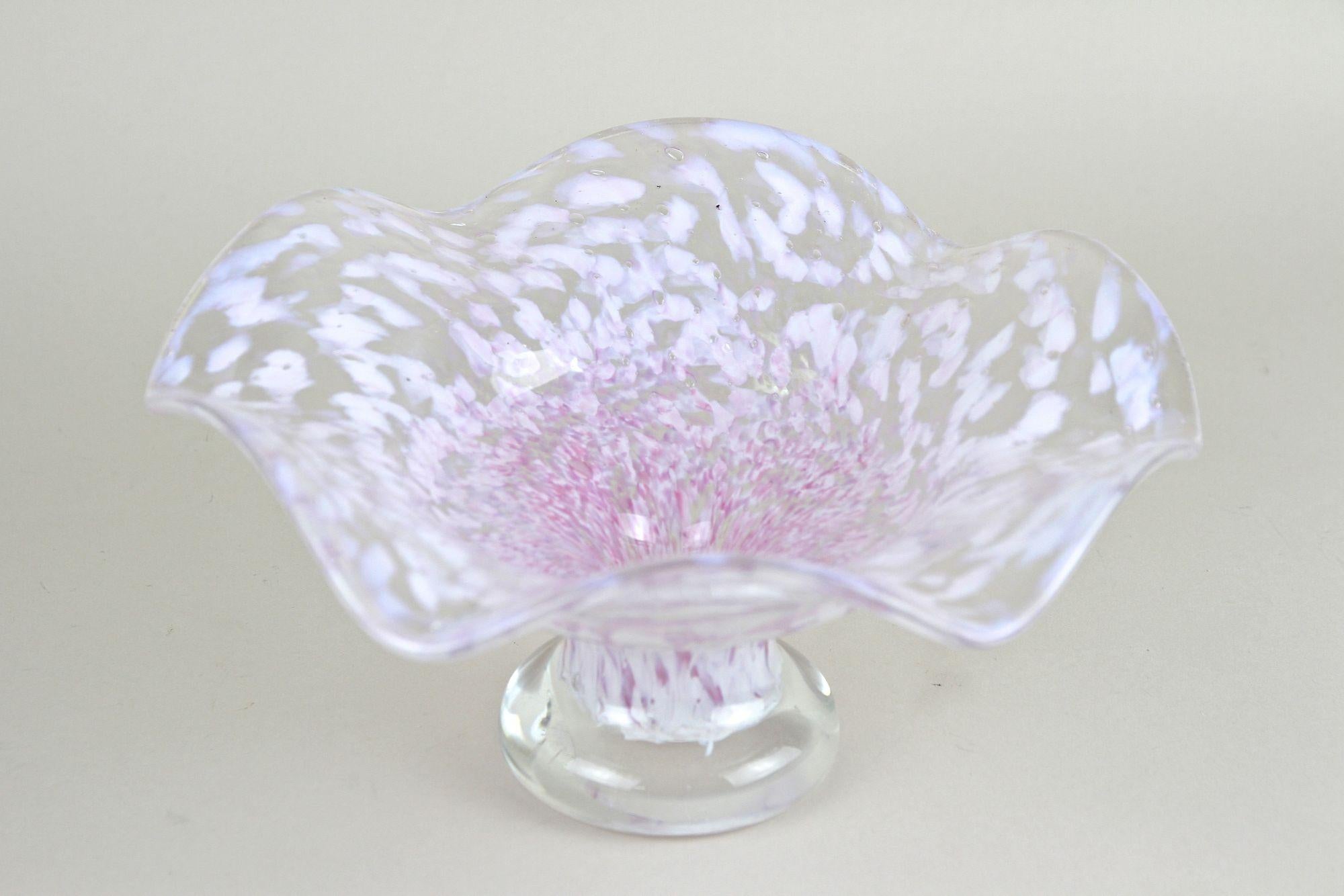 Lovely mid-century Murano glass centerpiece or bowl out of the famous workshops in Italy coming from the late mid century around 1960/70. A real classy piece of Murano glass art with a nice clear base and an artfully designed, elaborately worked