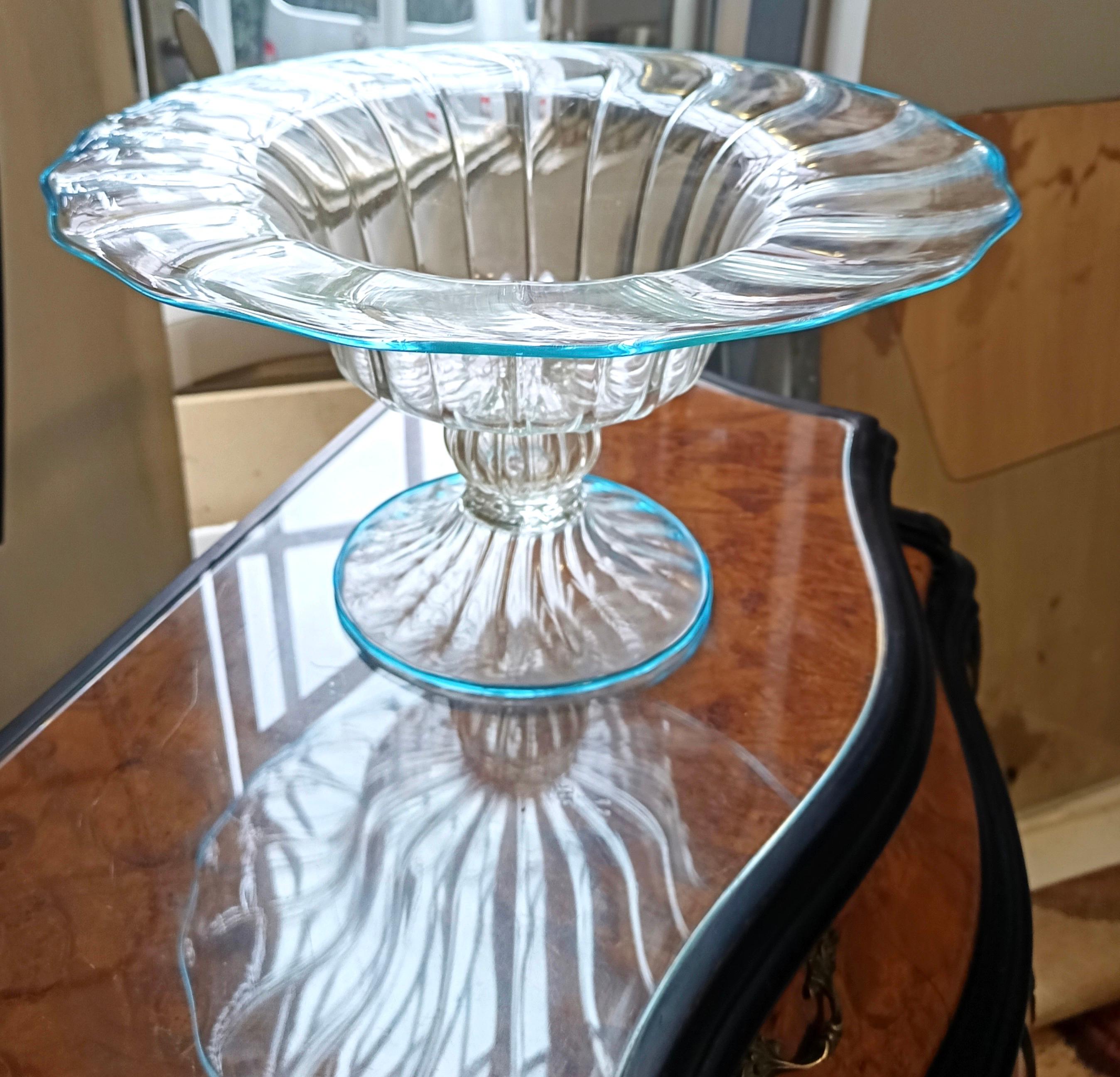Made in Italy, anni 2000. 
Questo centrotavola/piedistallo è realizzato in vetro di Murano a coste e presenta inclusioni in oro 24 kt. 
È etichettato come.
Si tratta di un pezzo vintage, quindi potrebbe presentare lievi tracce d'uso, ma può essere