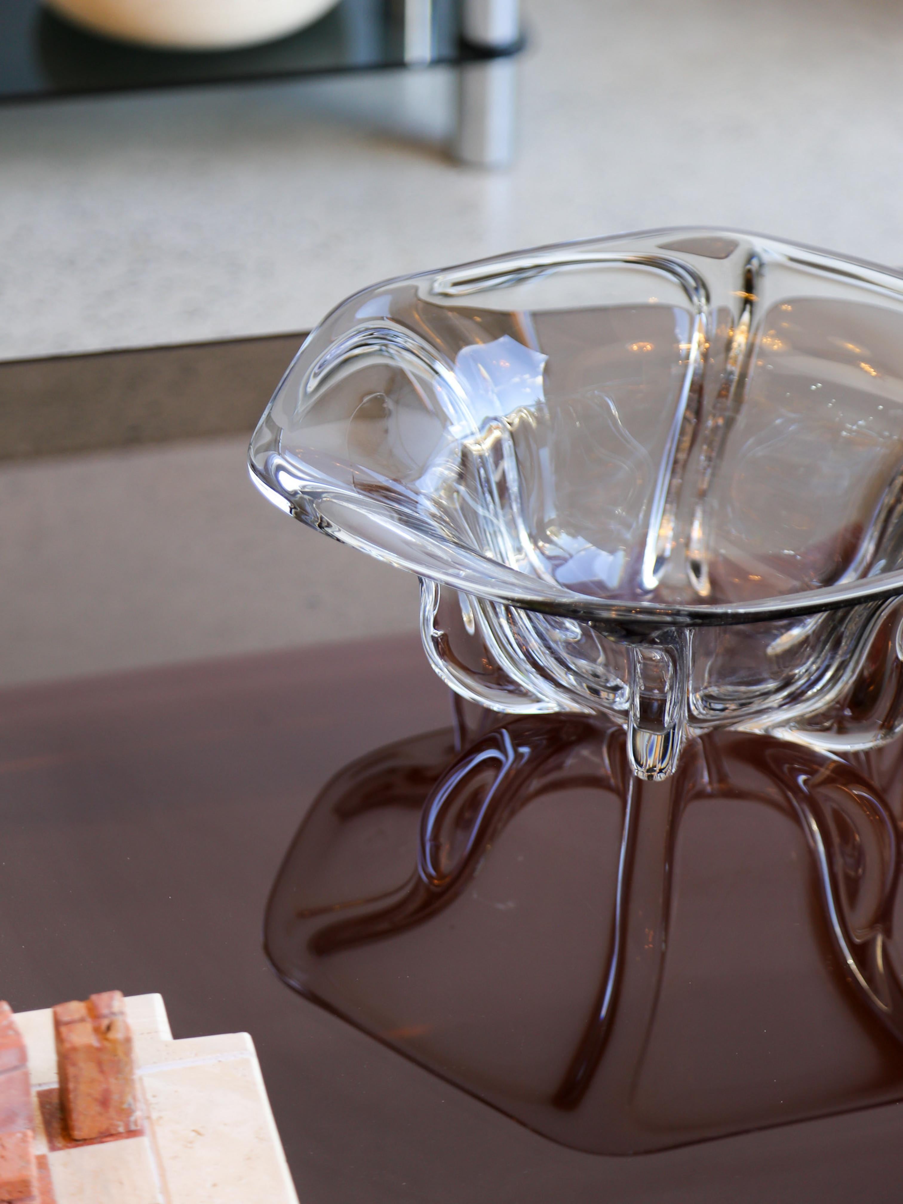 Questa lussuosa ciotola in vetro di Murano è un esempio magistrale di design italiano di metà secolo. Soffiato a mano a Murano, in Italia, negli anni '70, presenta una silhouette organica e libera in vetro di cristallo fumé. Scultoreo e sofisticato,