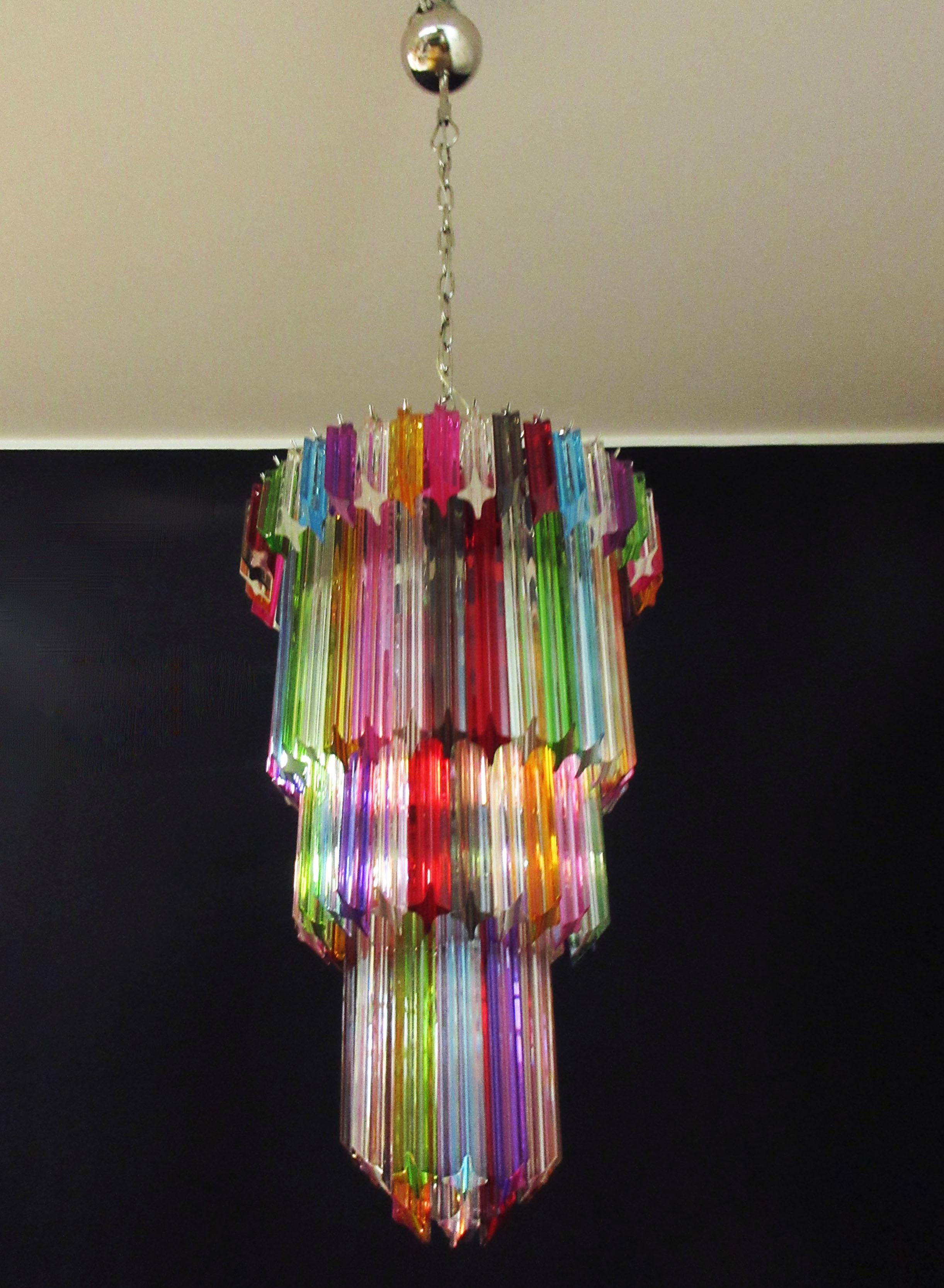 Fantastique et grand lustre de Murano composé de 111 prismes multicolores en cristal de Murano 