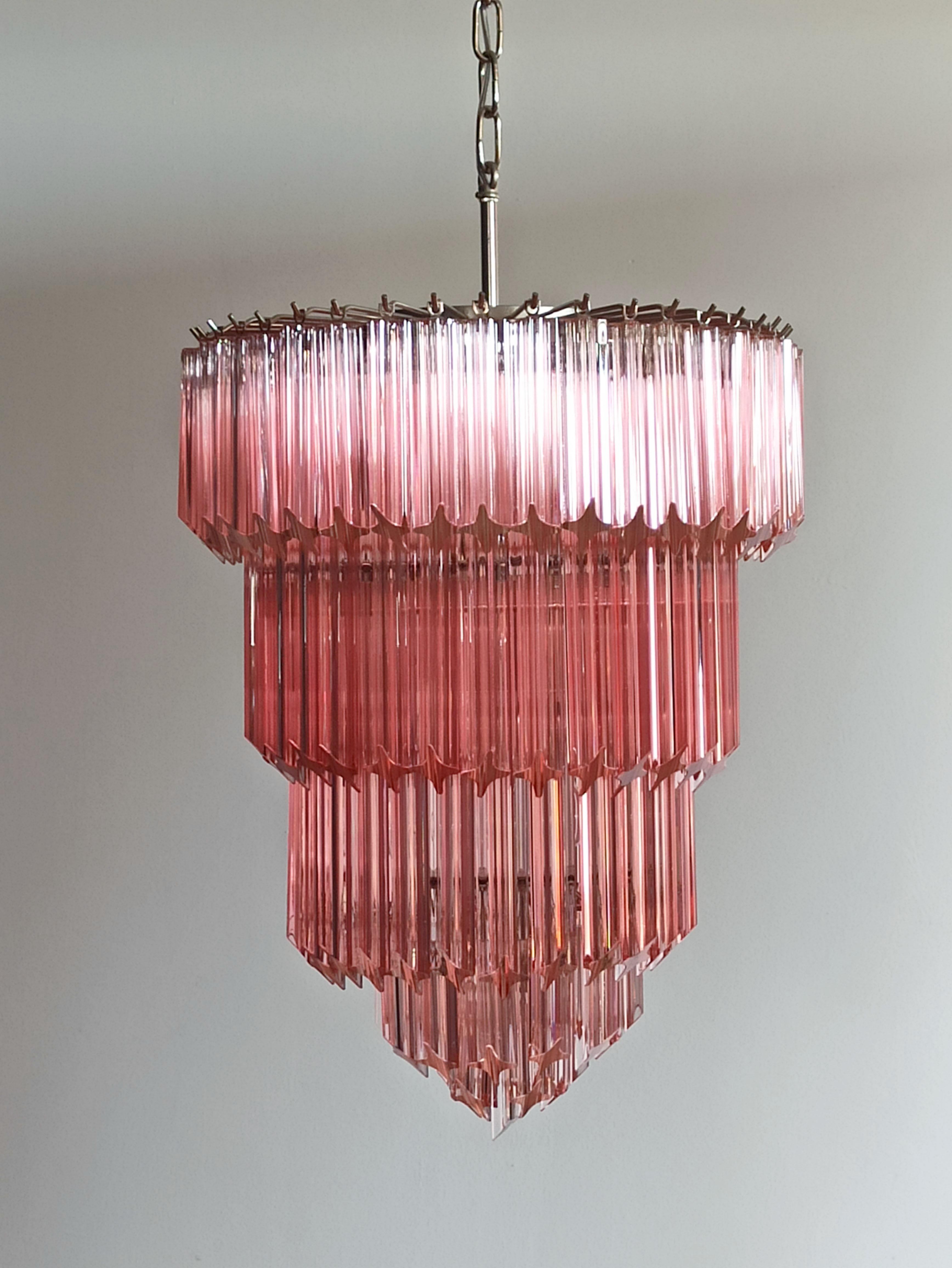 Fantastico e grande lampadario di Murano realizzato con 112 prismi rosa di Murano 