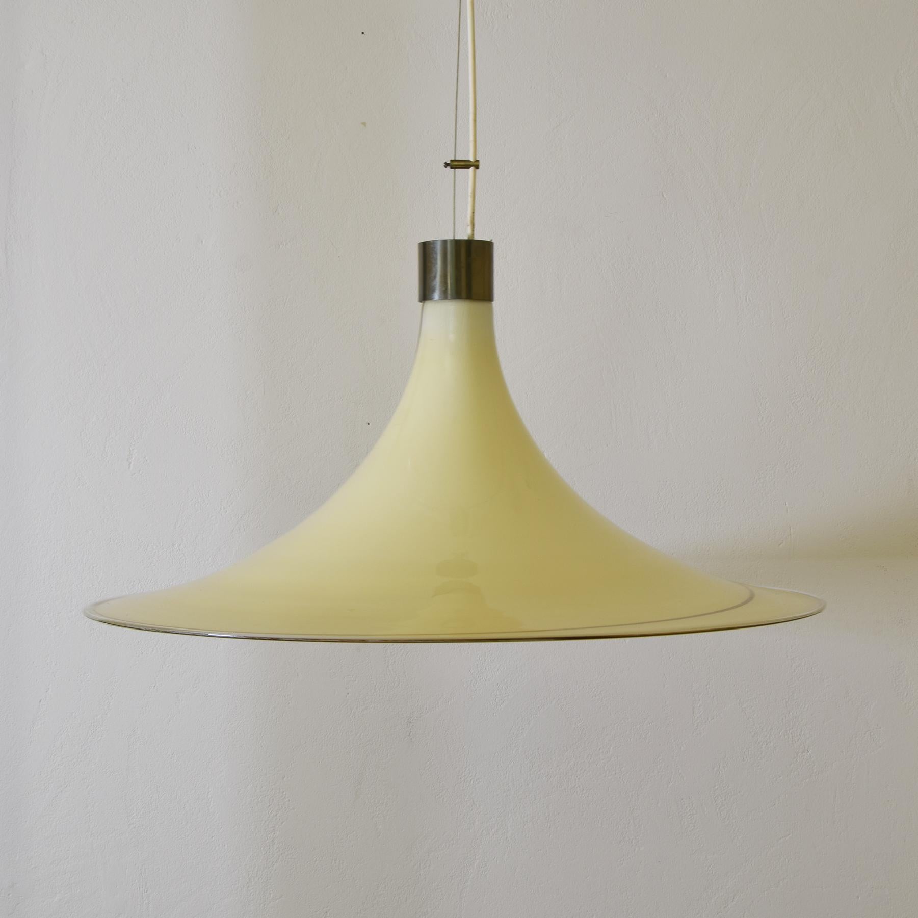 Suspension chandelier produced in Italy in the mid-1970s. Made of Murano glass in a yellow color with a brown insert. The chandelier ends are made of brass.

Haokah - Metal Flesh