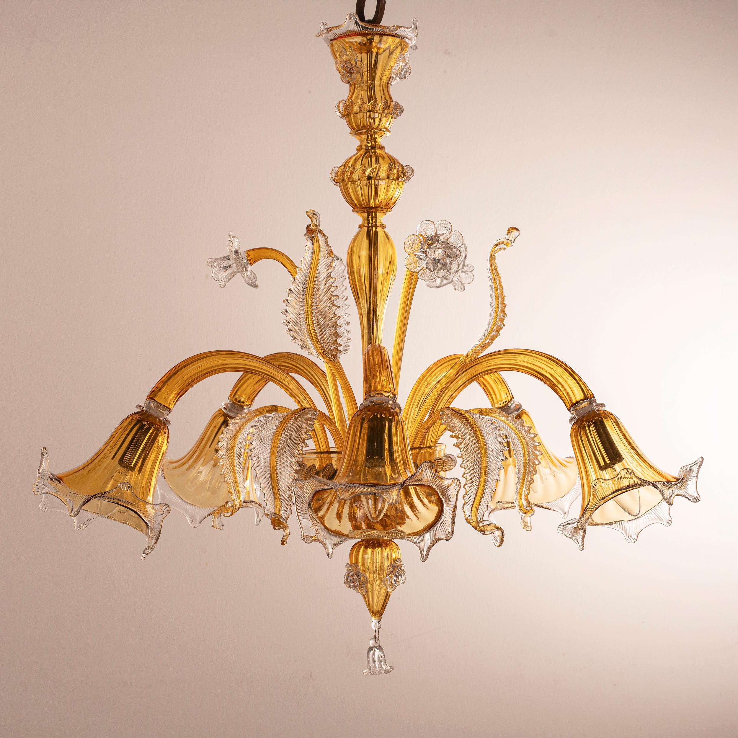 Lampadario a 5 luci in vetro ambrato e trasparente di Murano, Vintage Made in Italy in stock
Condizioni: condizioni praticamente perfette e mai usate: nessun graffio pesante, nessun difetto, nessuna crepa, nessuna parte mancante.
 
Tipo: Lampadario