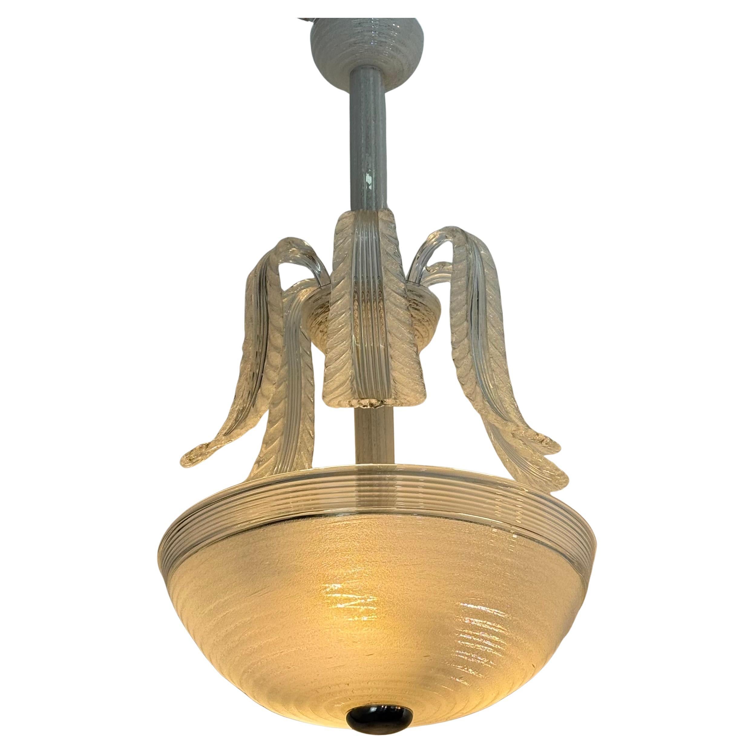 Elegante lampadario in vetro di Murano soffiato a mano, attribuito a Seguso. Il lampadario è caratterizzato da uno stelo centrale in vetro con foglie a cascata a coste sopra un ampio diffusore a ciotola in vetro a coste. La combinazione di vetro