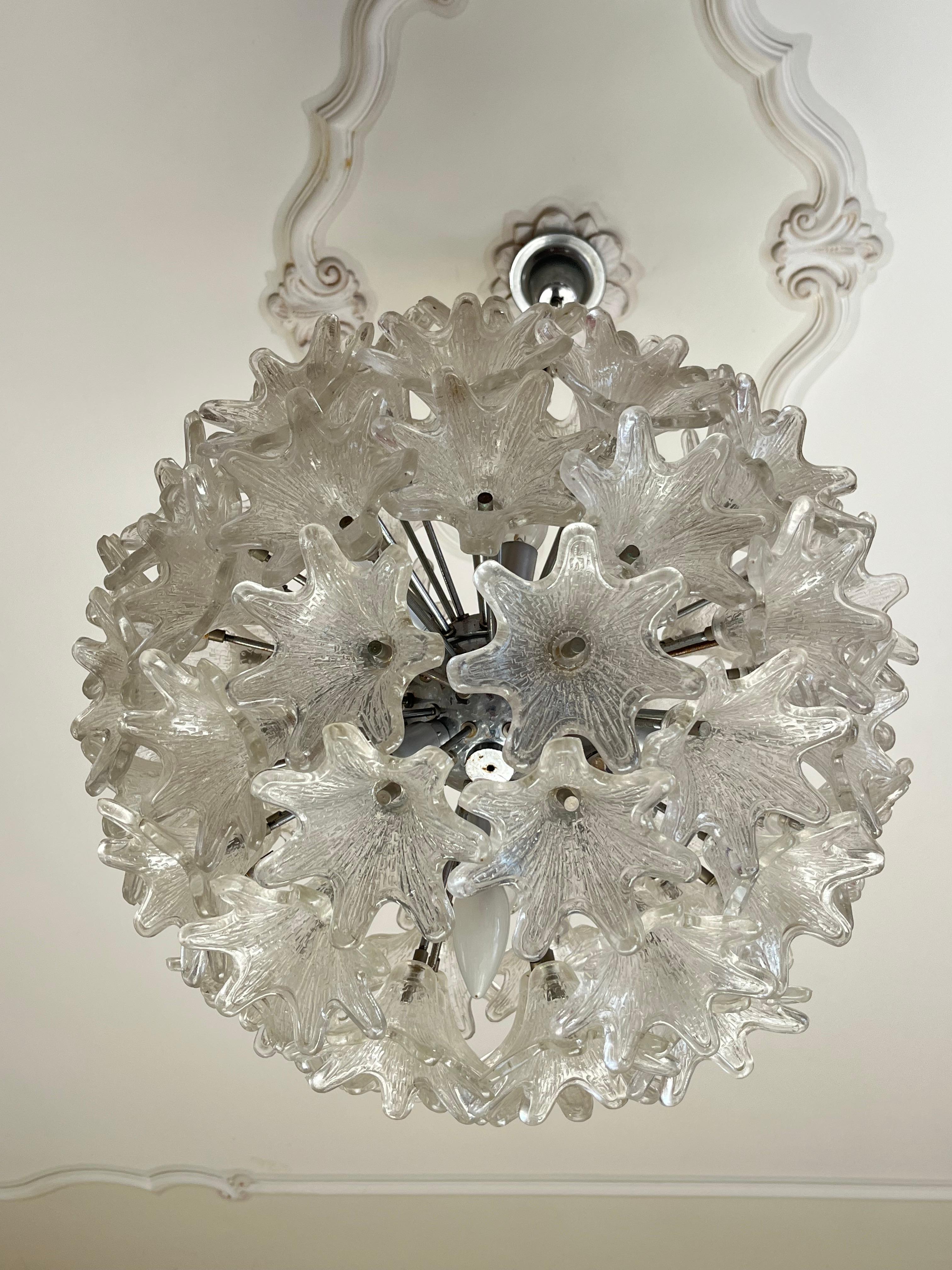 Murano glass chandelier attributed to Paolo Venini for VeArt, 1960s.
 Intact and functional (e14 lamps), it has a diameter of 50 cm. Small signs of aging, found in a noble apartment.