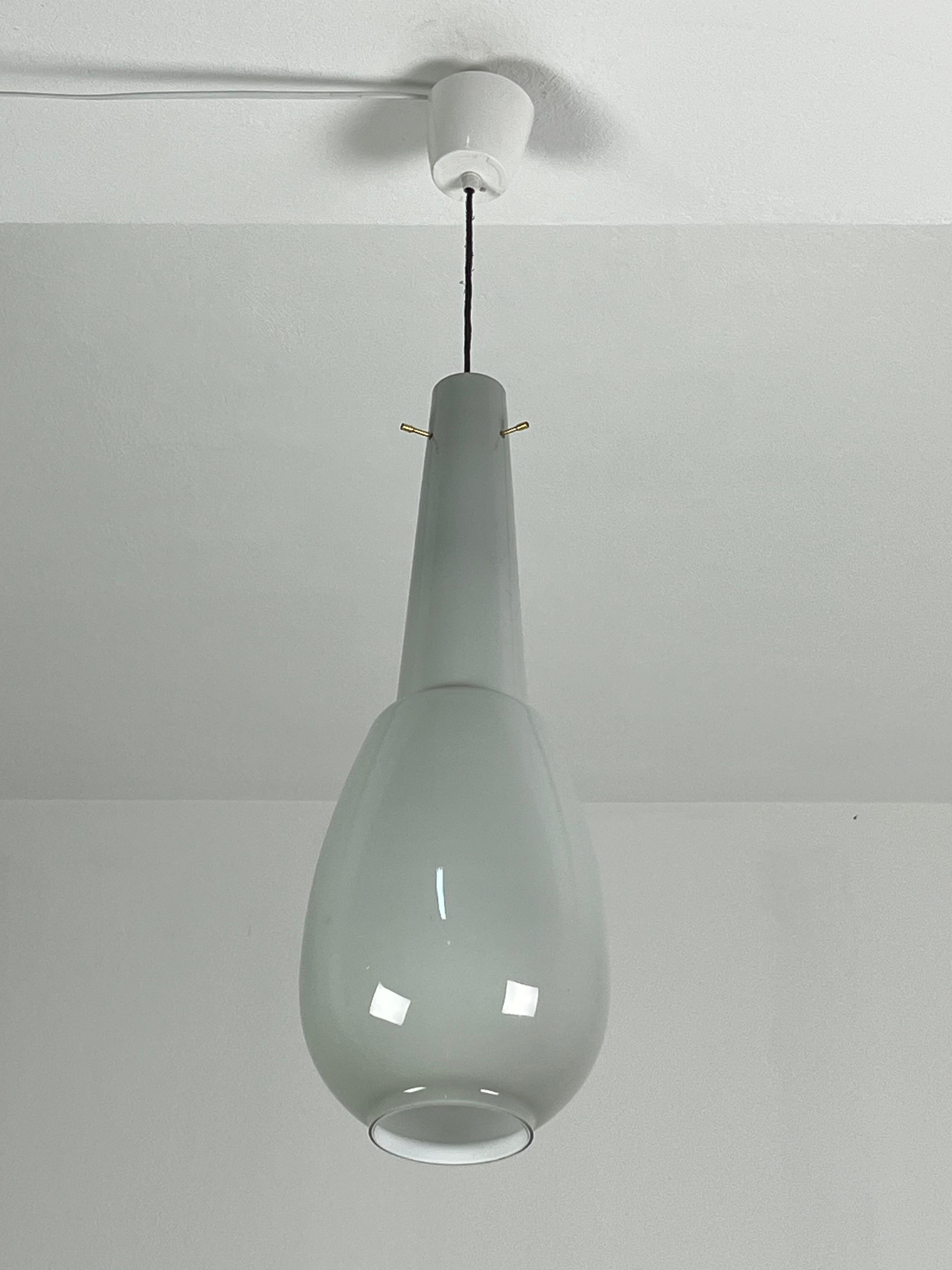 Murano glass chandelier attributed to Vistosi, brass elements, 1970s
The glass measures 60 cm in height (90 cm including the cable up to the roof) and 23 cm in diameter.
Intact glass. E27 lamp socket.
Good condition.