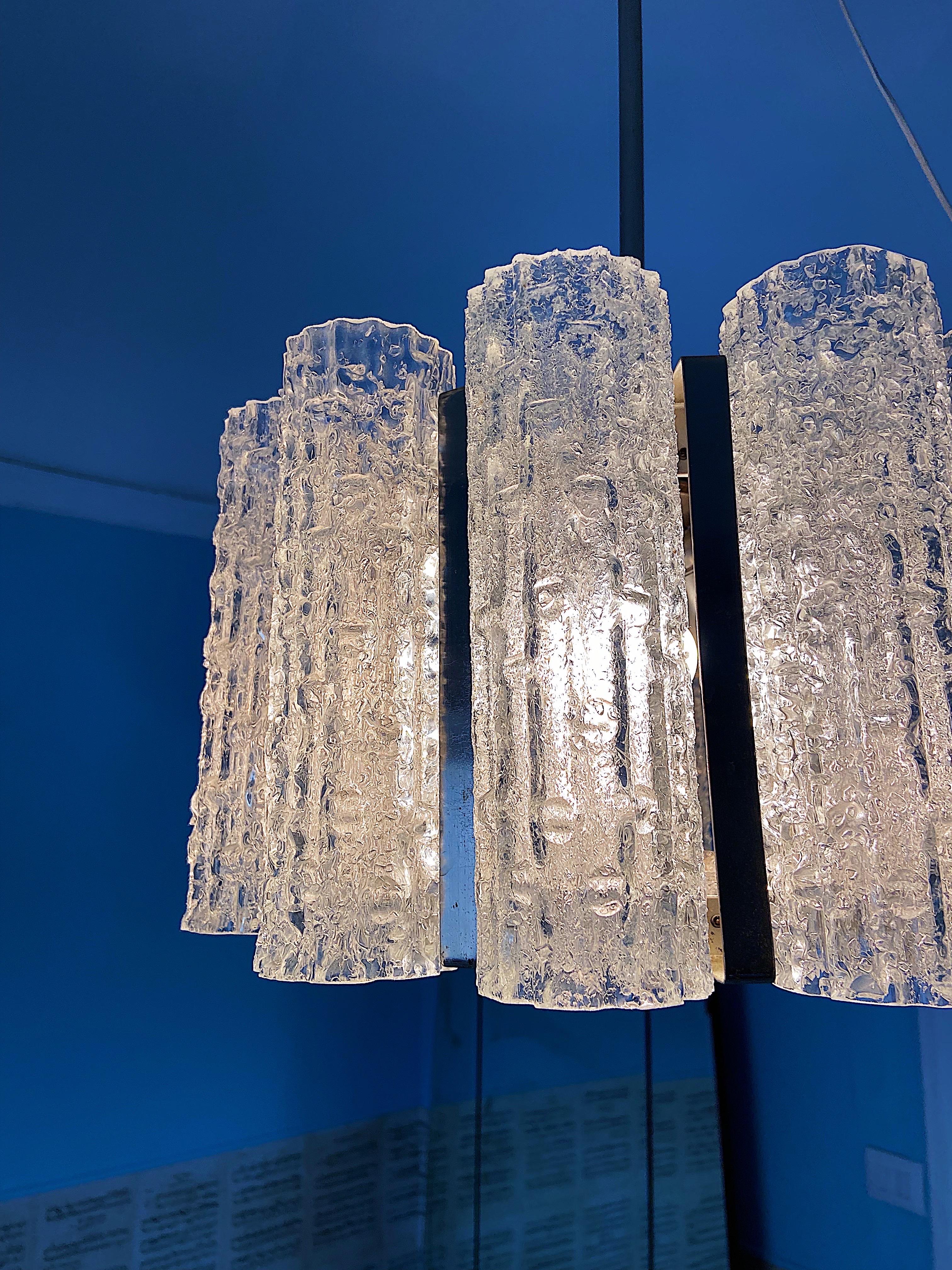 Italienischer Kronleuchter aus der Mitte des Jahrhunderts mit 12 Murano-Glasröhren und 1 großen Glasplatte am Boden. Auf einem verchromten Stahlsockel mit originaler Vintage-Patina. Die Leuchte hat 4 Glühbirnen. Hergestellt von Barovier e Toso in
