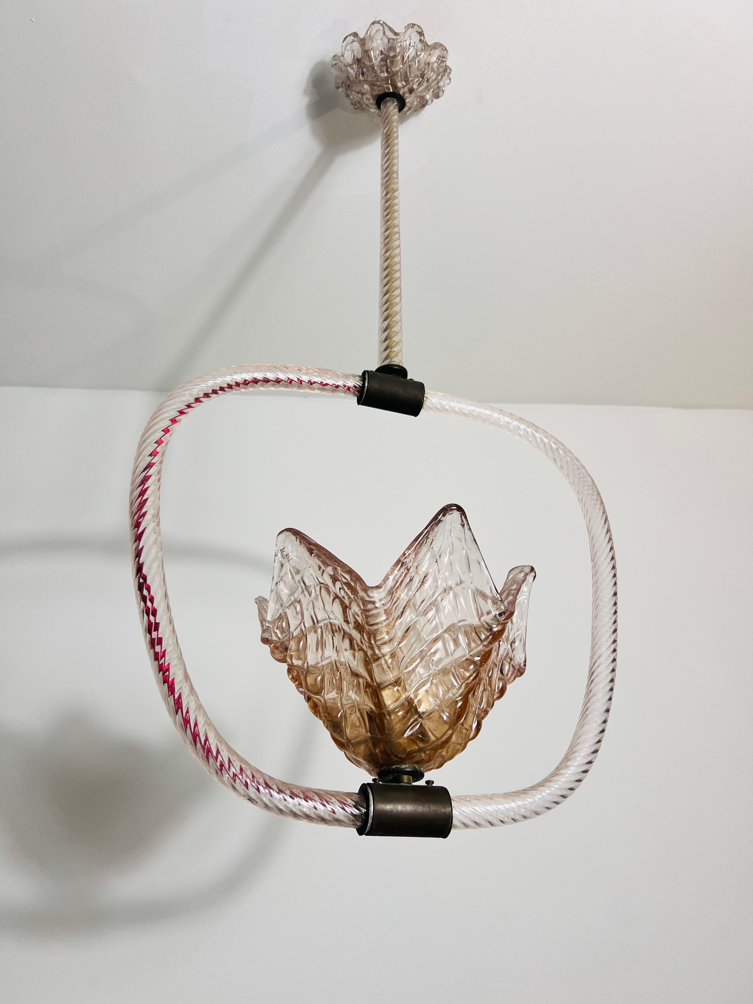 Un rare et exquis lustre en verre de Murano du célèbre Barovier&Toso, fabriqué en Italie dans les années 1940. Cette pièce élégante met en valeur l'art et l'artisanat exceptionnels pour lesquels le verre de Murano est célébré.

Avec ses éléments en