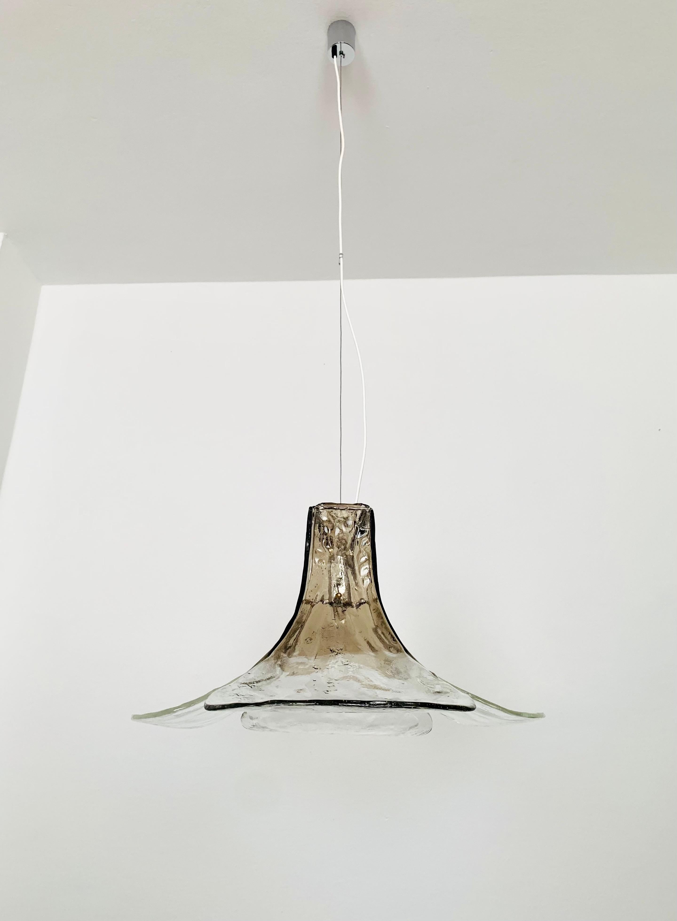 Very nice Murano glass ceiling lamp from the 1960s.
The lamp is very elegant.
The structure of the glasses creates a very sparkling light.
Fantastic design and an asset to any home.

Manufacturer: Mazzega
Design: Carlo Nason

Condition:

Very good