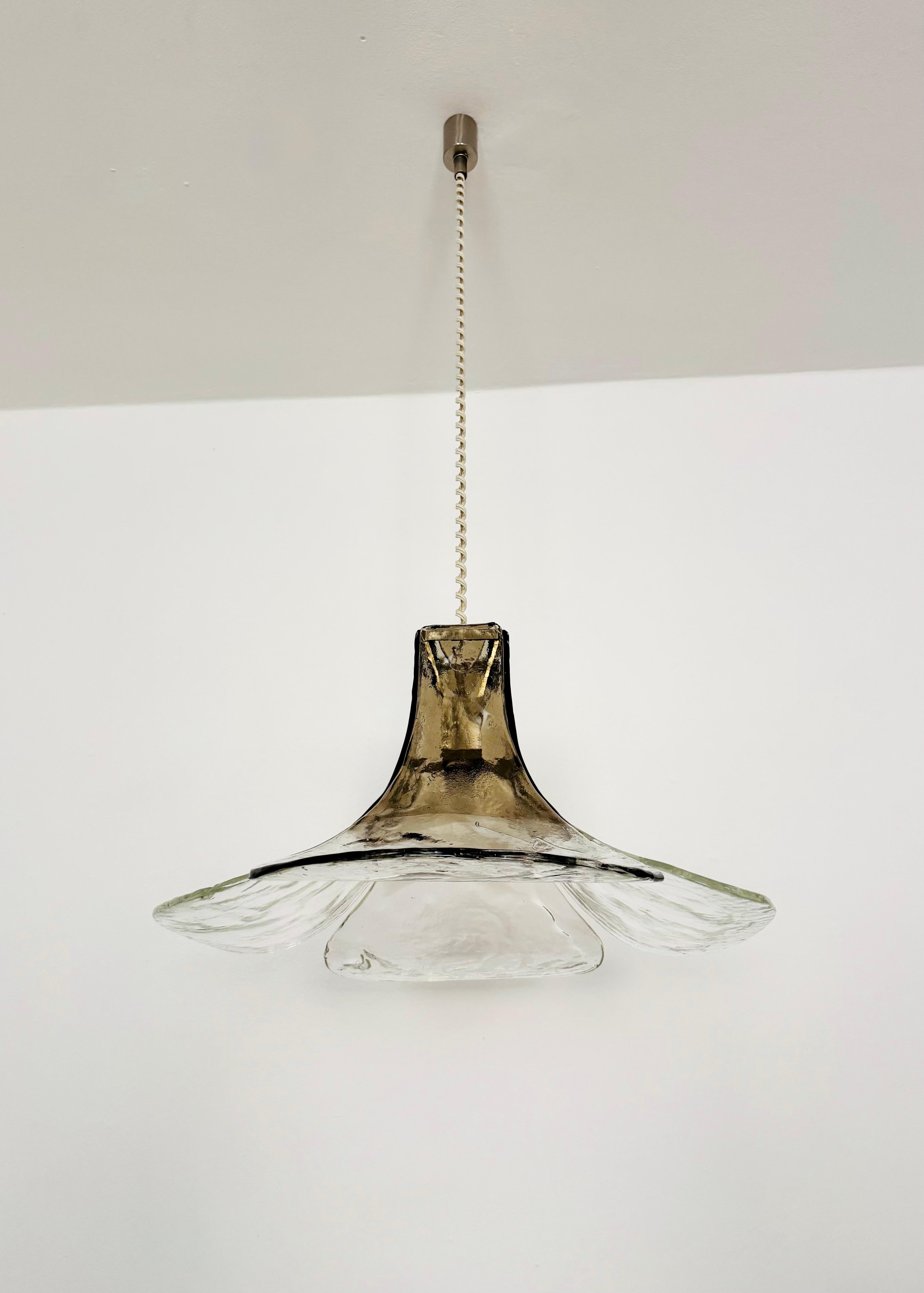 Muy bonita lámpara de techo de cristal de Murano de los años 60.
La lámpara es muy elegante.
La estructura de las gafas crea una luz muy chispeante.
Un diseño fantástico y un valor añadido para cualquier hogar.

Fabricante: Mazzega
Diseño: Carlo