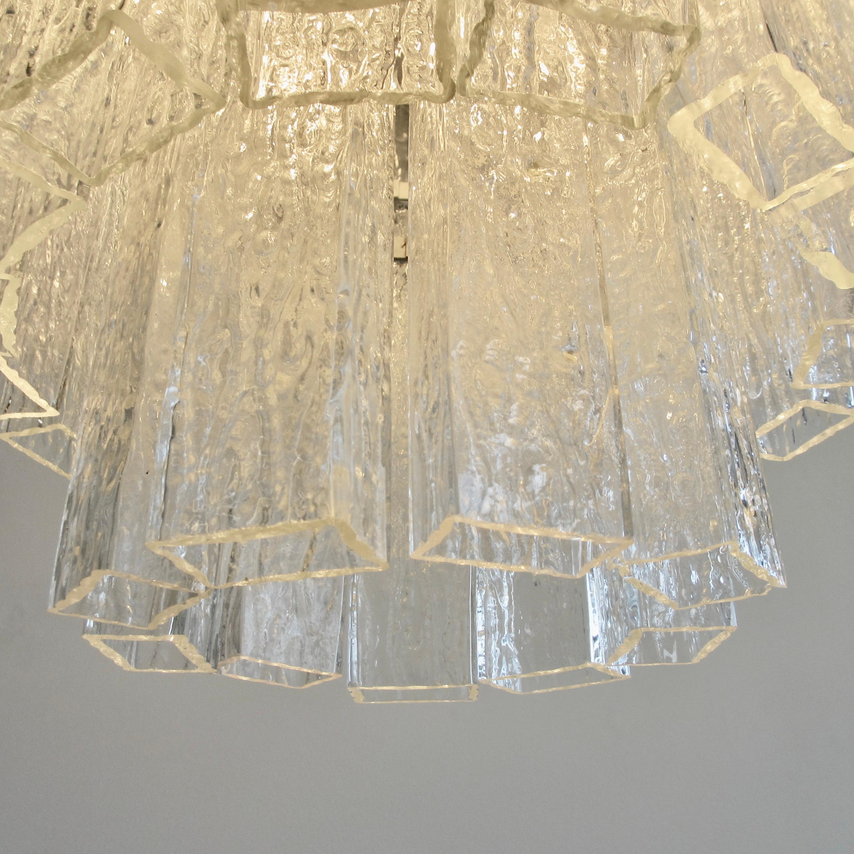 Murano glass chandelier. Italy, Fratelli Toso, 1960s.

Painted metal frame in white with six E27 light fittings and 51 Murano glass pieces on three tiers.
Condition: 

Vintage chandelier, all glass in perfect condition.
  