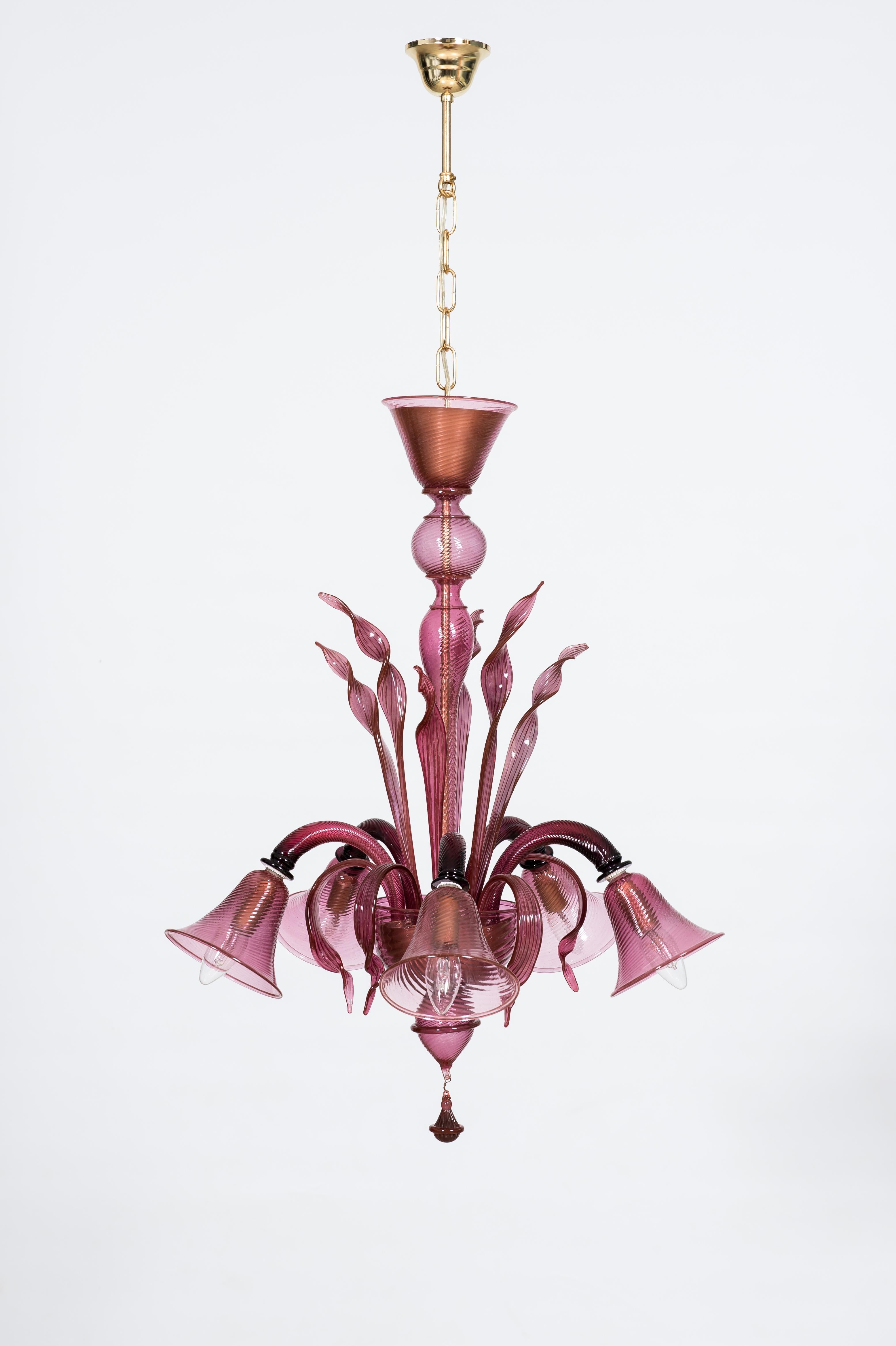 Esta exquisita lámpara de cristal de Murano, testimonio de la artesanía italiana de mediados de siglo, fue creada magistralmente por el renombrado artesano Giovanni Dalla Fina en la década de 1970. Sus cautivadores tonos rosas y su elegante diseño