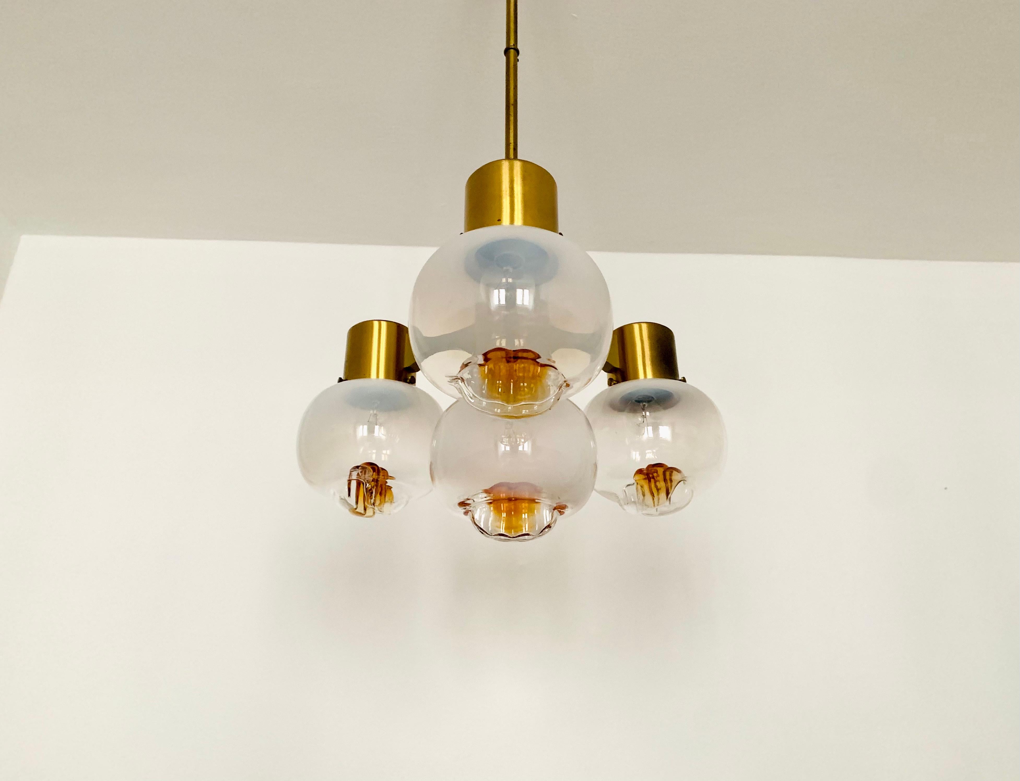 Très beau lustre en verre de Murano des années 1960.
Fabrication de haute qualité et design fantastique.
Les verres spéciaux créent une lumière très agréable.

Condit :

Très bon état vintage avec de légers signes d'usure correspondant à l'âge.
Les