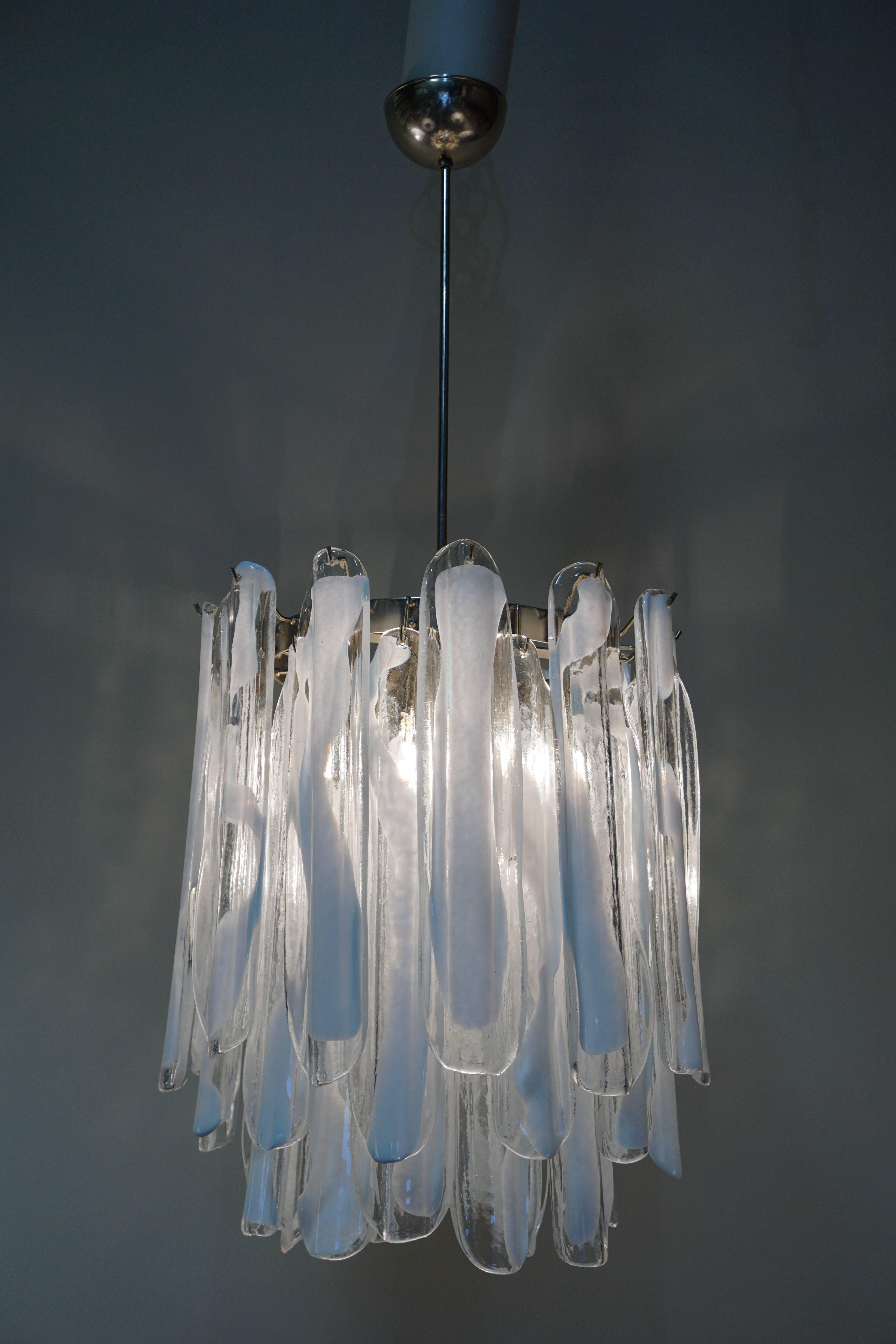 Handblown textured glass in clear and white by Mazzega.
Total height is 43' but the rod can be cut and the minimum height fully installed can be 30