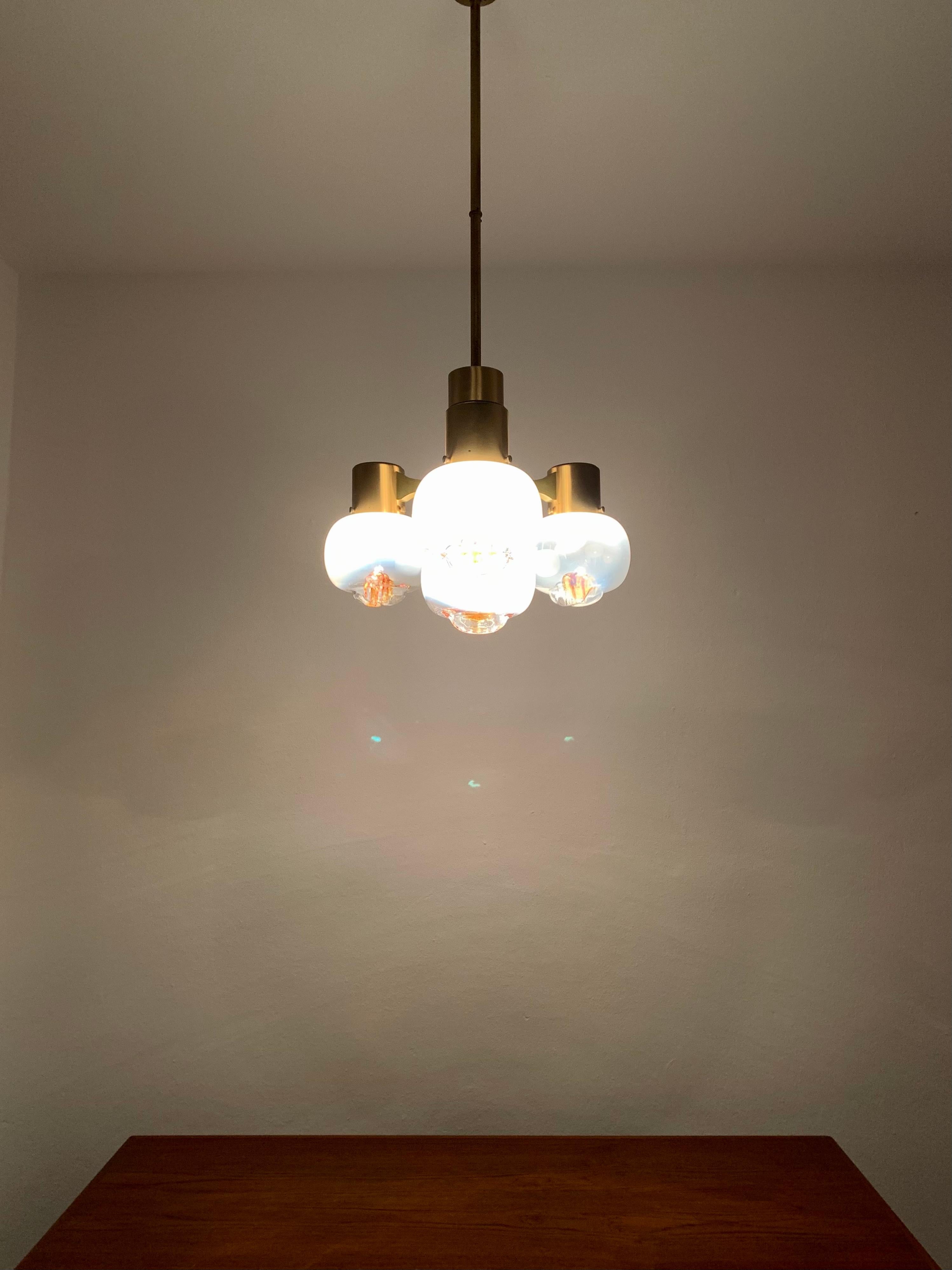 Laiton Lustre en verre de Murano par Mazzega en vente