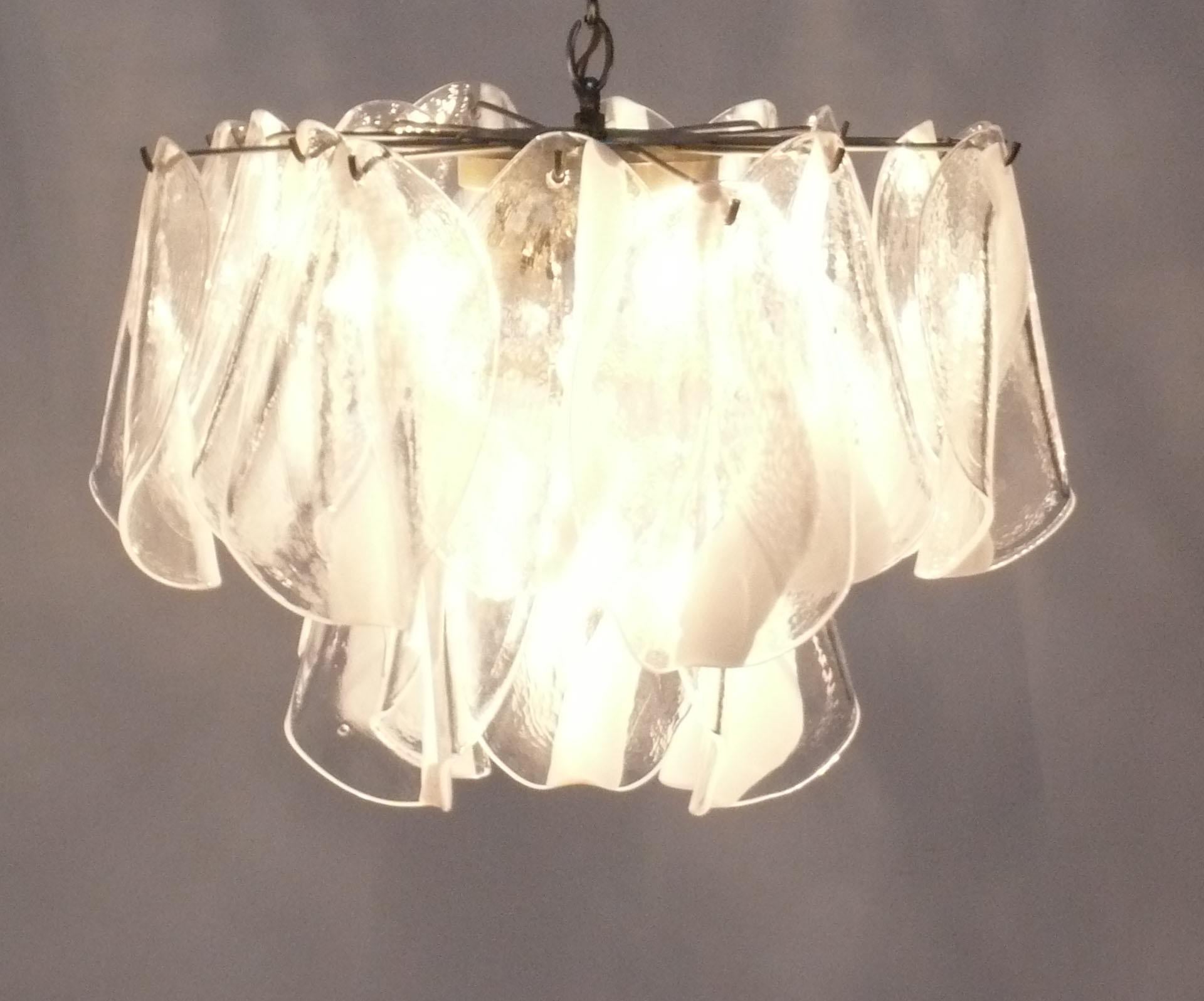 Glamouröser Kronleuchter aus Murano-Glas von Mazzega, Italien, ca. 1960er Jahre. Es wurde neu verkabelt und ist einbaufertig. Die Kette misst derzeit 52