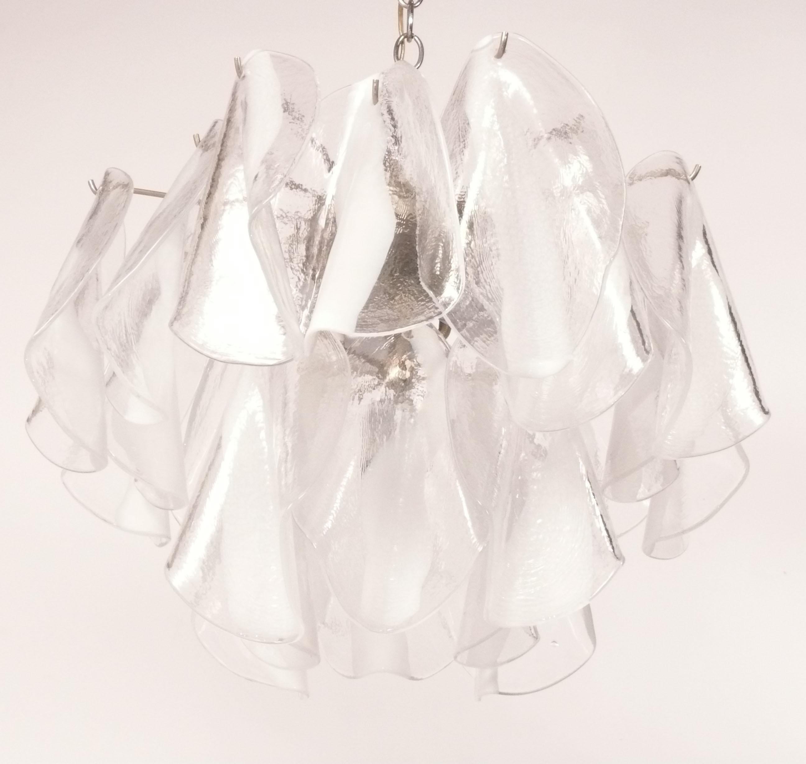 Kronleuchter aus Murano-Glas von Mazzega in Weiß und Klarglas Rewired im Zustand „Gut“ im Angebot in Atlanta, GA
