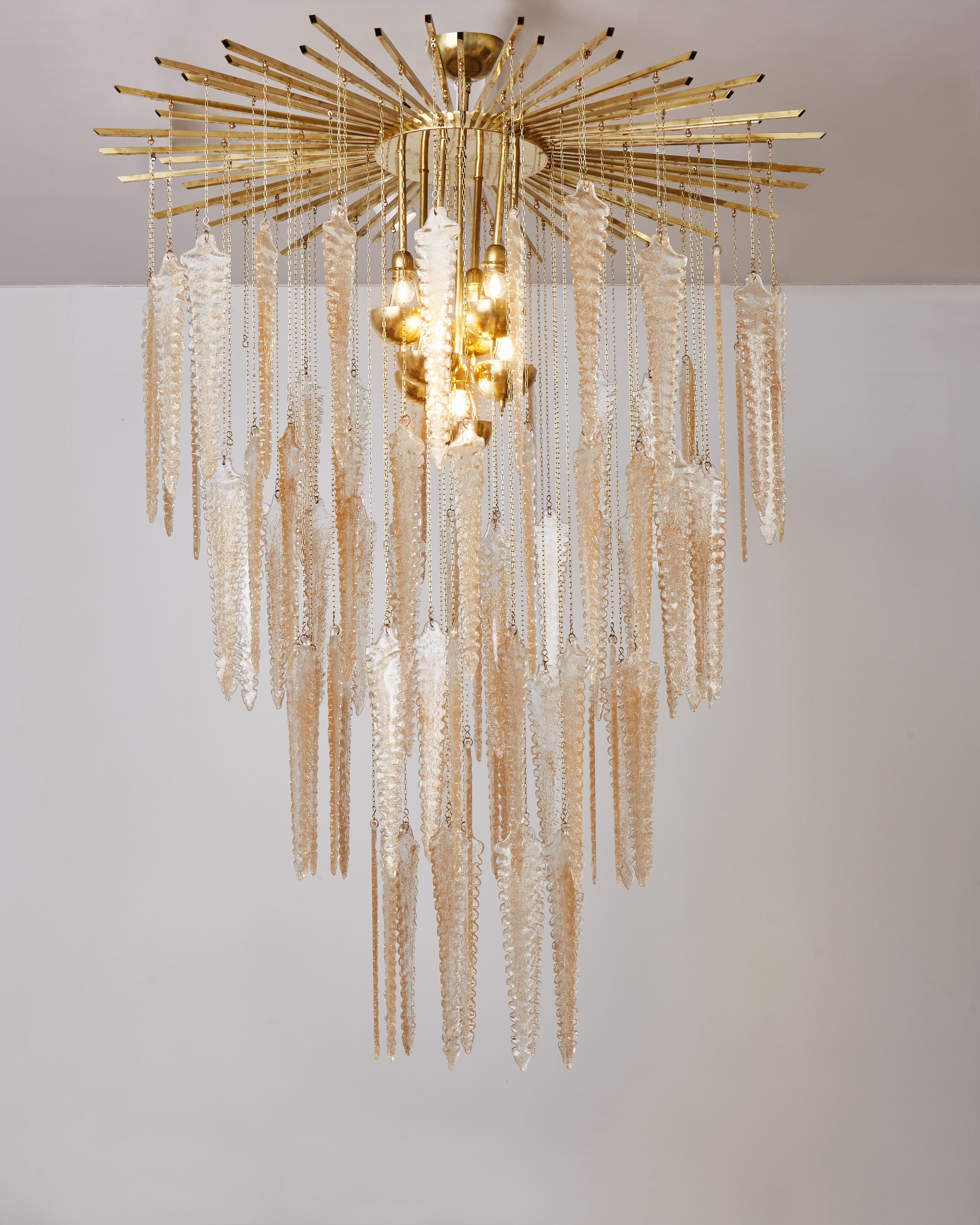 Splendido lampadario in ottone con vetri di Murano scolpiti pendenti.
Creazione dello Studio Glustin.