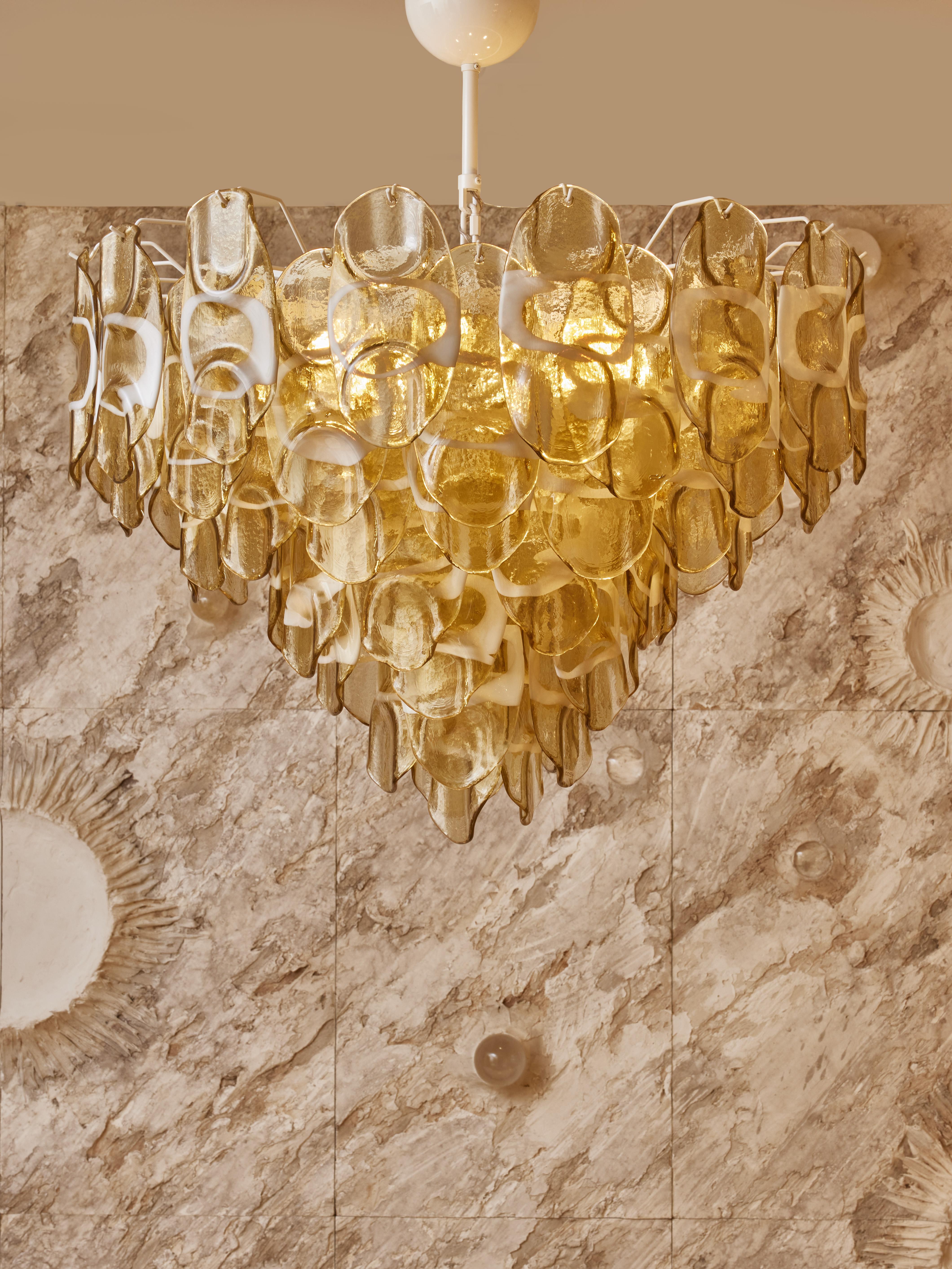 Chandelier in white lacquered metal and Murano glass.
Creation by Studio Glustin