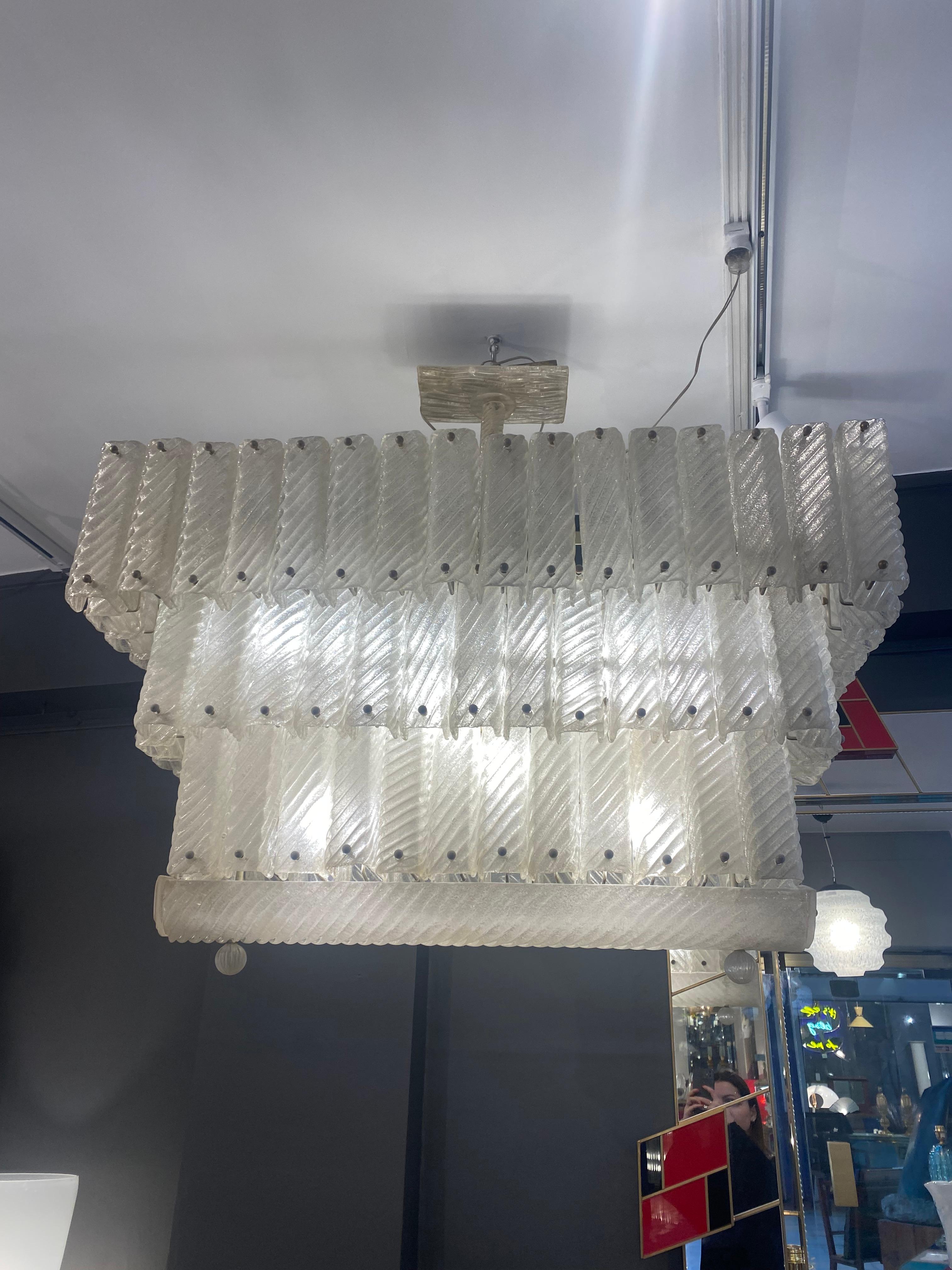 Lustre en verre de Murano - Circa 1950.
Trois niveaux en lustre / plaques de verre strié.
Dimensions : 110 x 105 x 50cm.
En parfait état.