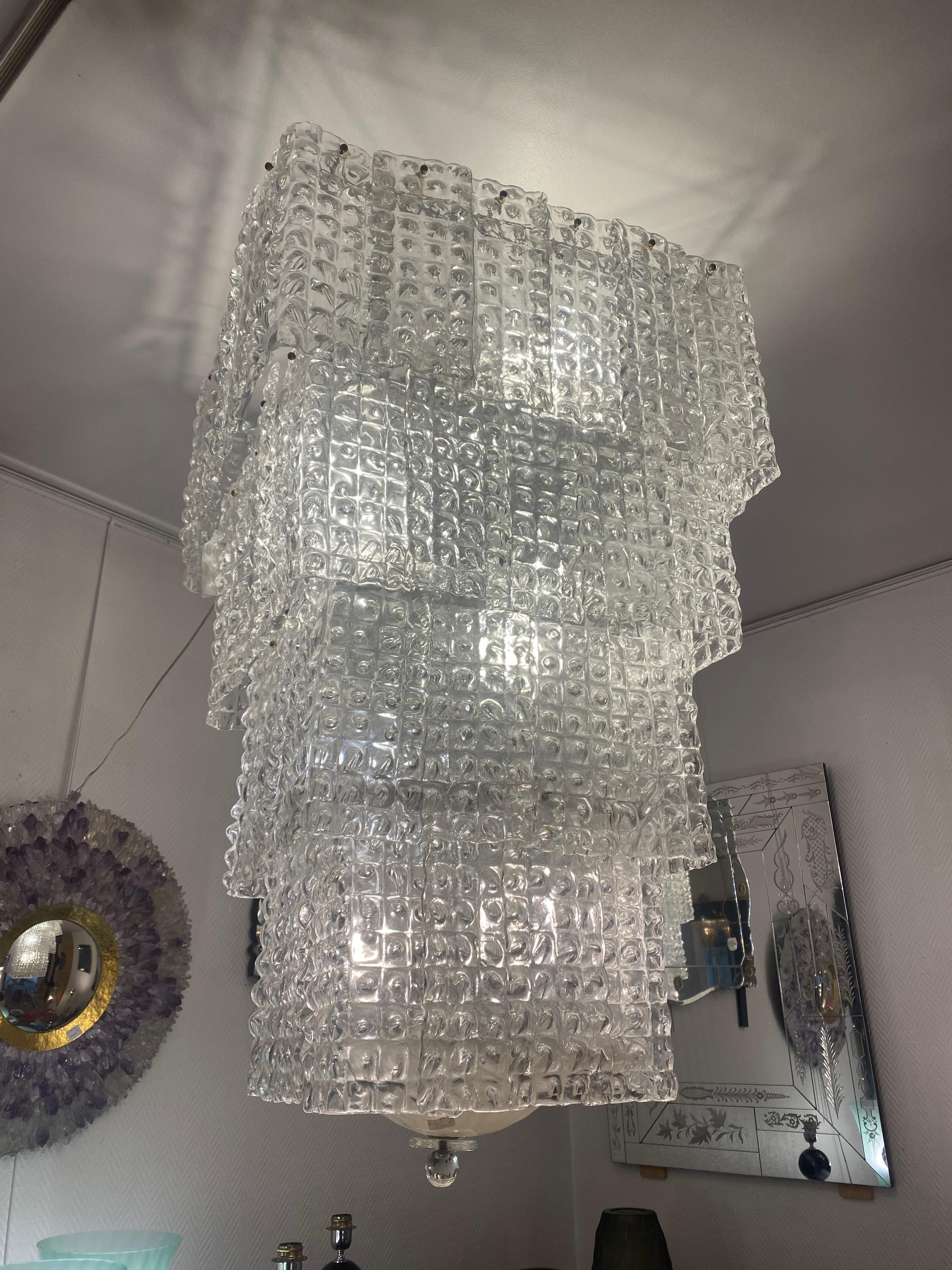 Murano-Glas-Kronleuchter - CIRCA 1970
Vier kaskadenförmige Ebenen / kleine quadratische Glasplatten
Abmessungen: H 120 x 40,50,60,70cm
In ausgezeichnetem Zustand.