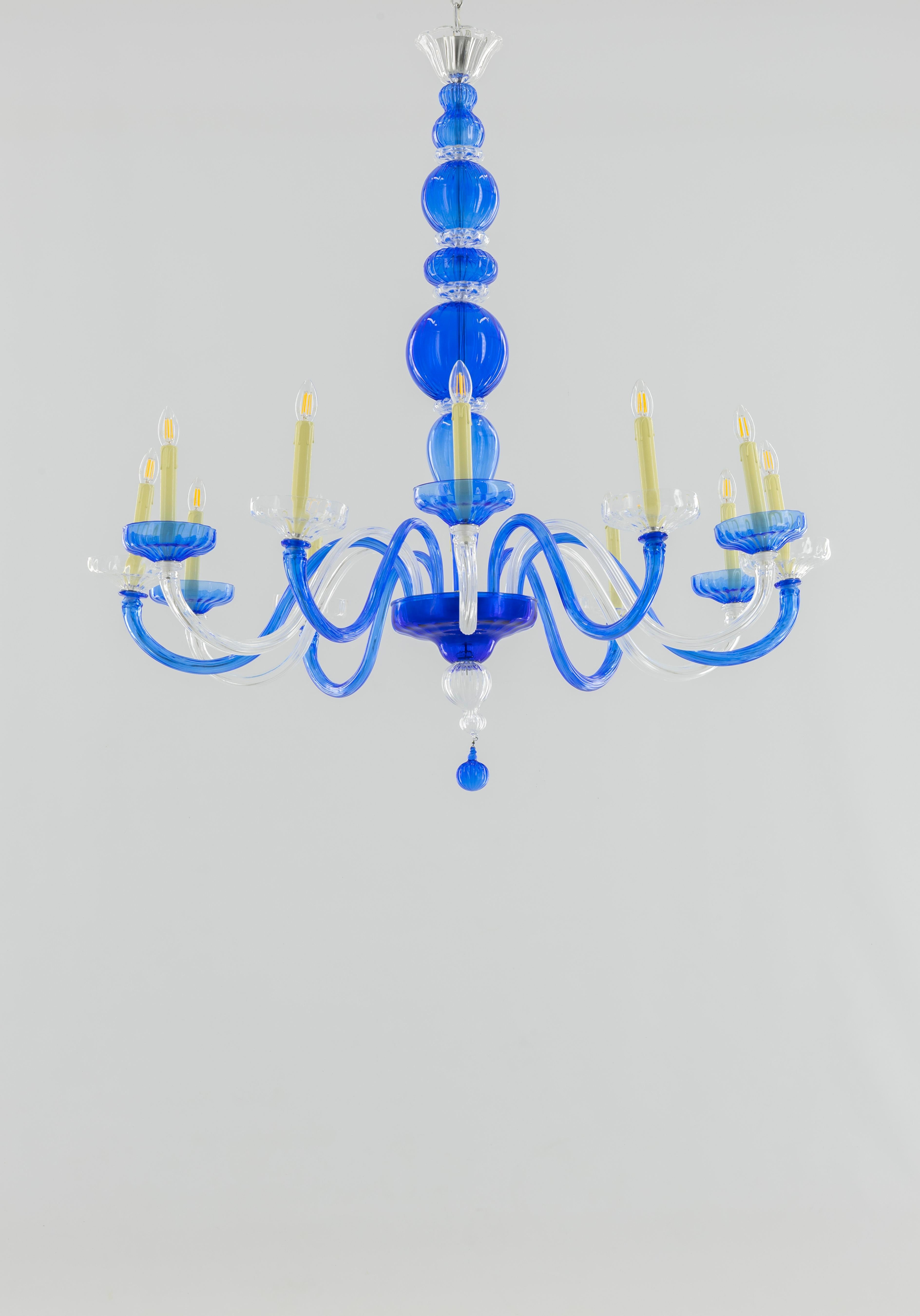 Lampadario in vetro di Murano Ca' Bragadin: Cobalto e cristallo, design a candelabro modellato a mano, Eleganza veneziana

Questo lampadario in vetro di Murano Ca' Bragadin presenta una straordinaria interpretazione del classico design veneziano,