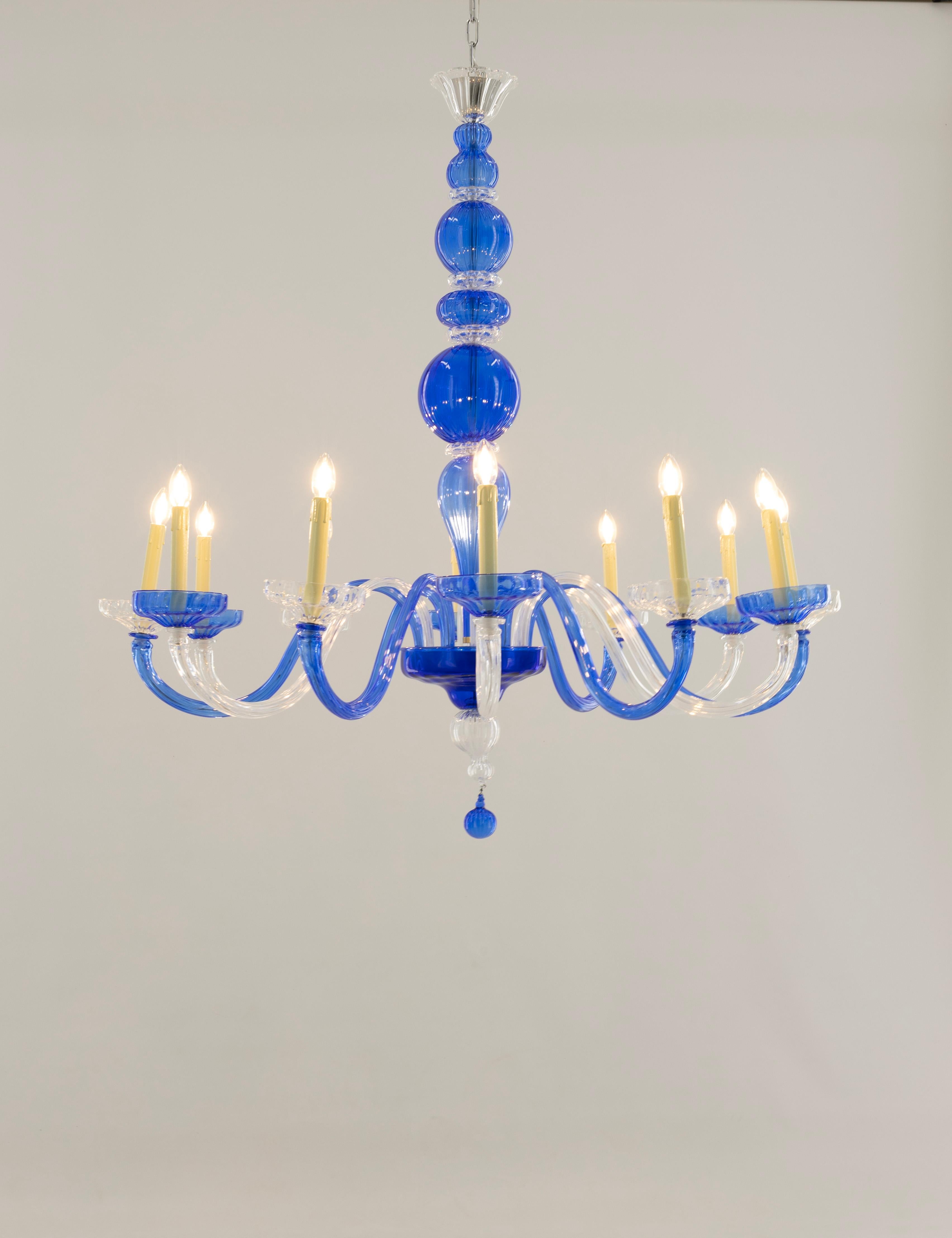 XXI secolo e contemporaneo Lampadario in vetro di Murano cobalto e cristallo, design a candeliere modellato a mano 21st in vendita