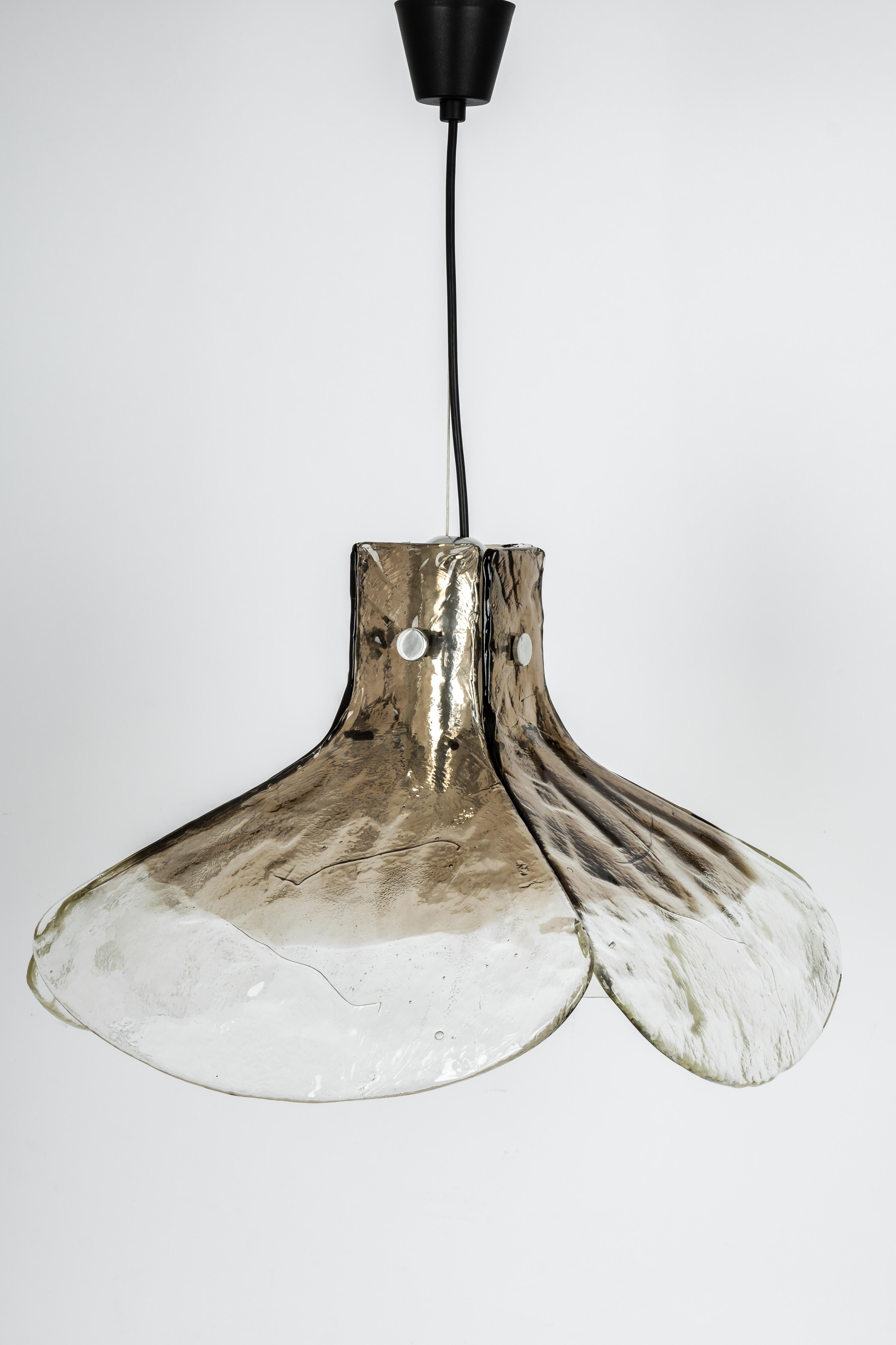 Ein atemberaubender großer Murano-Kronleuchter aus Rauchglas, entworfen von Kalmar, Österreich, hergestellt in den 1960er Jahren.
Der Kronleuchter besteht aus 4 dicken Muranoglaselementen, die an einem Metallrahmen befestigt sind.

Hochwertig und