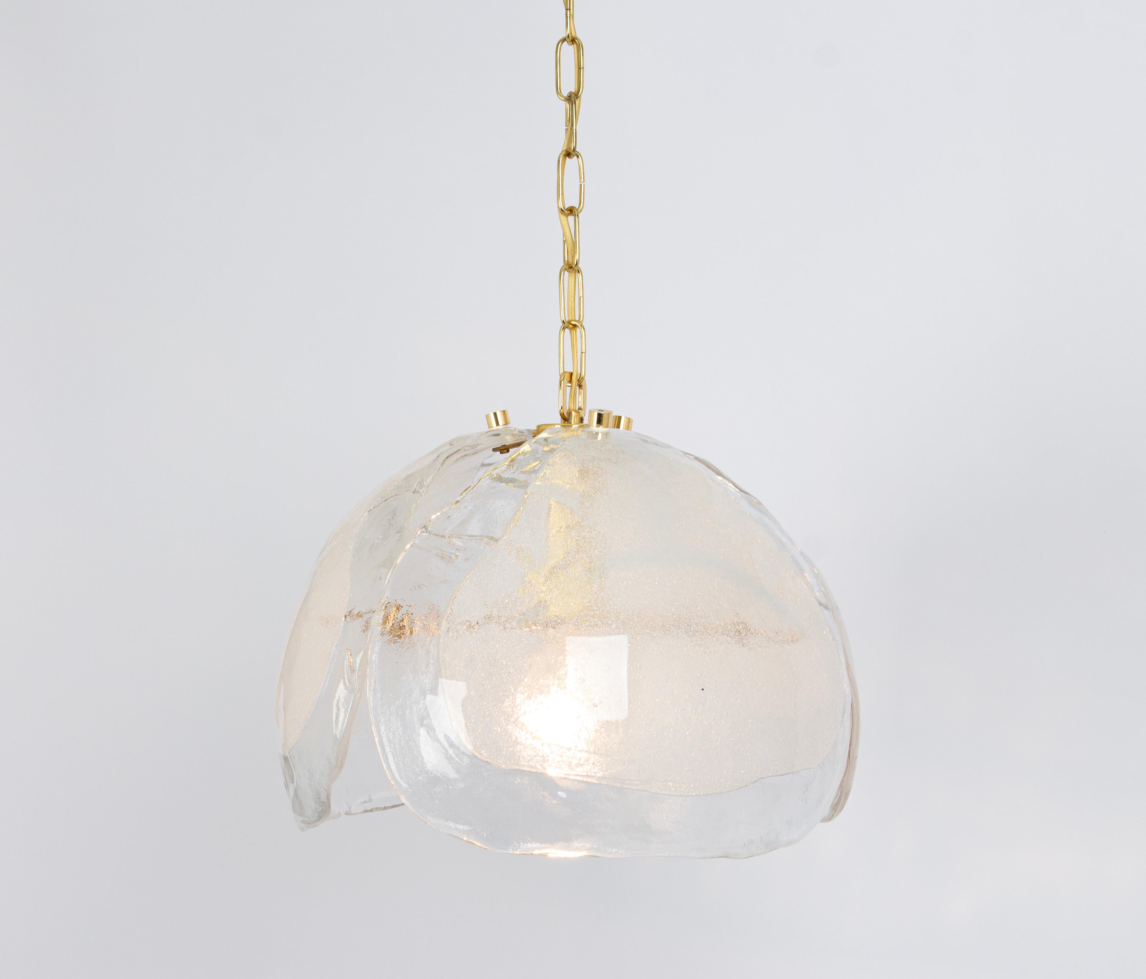 Magnifique lustre en verre de Murano conçu par Kaiser, Allemagne, fabriqué dans les années 1960.
Le lustre est composé de 3 éléments épais en verre de Murano fixés à une armature métallique en laiton.

De haute qualité et en très bon état. Nettoyé,