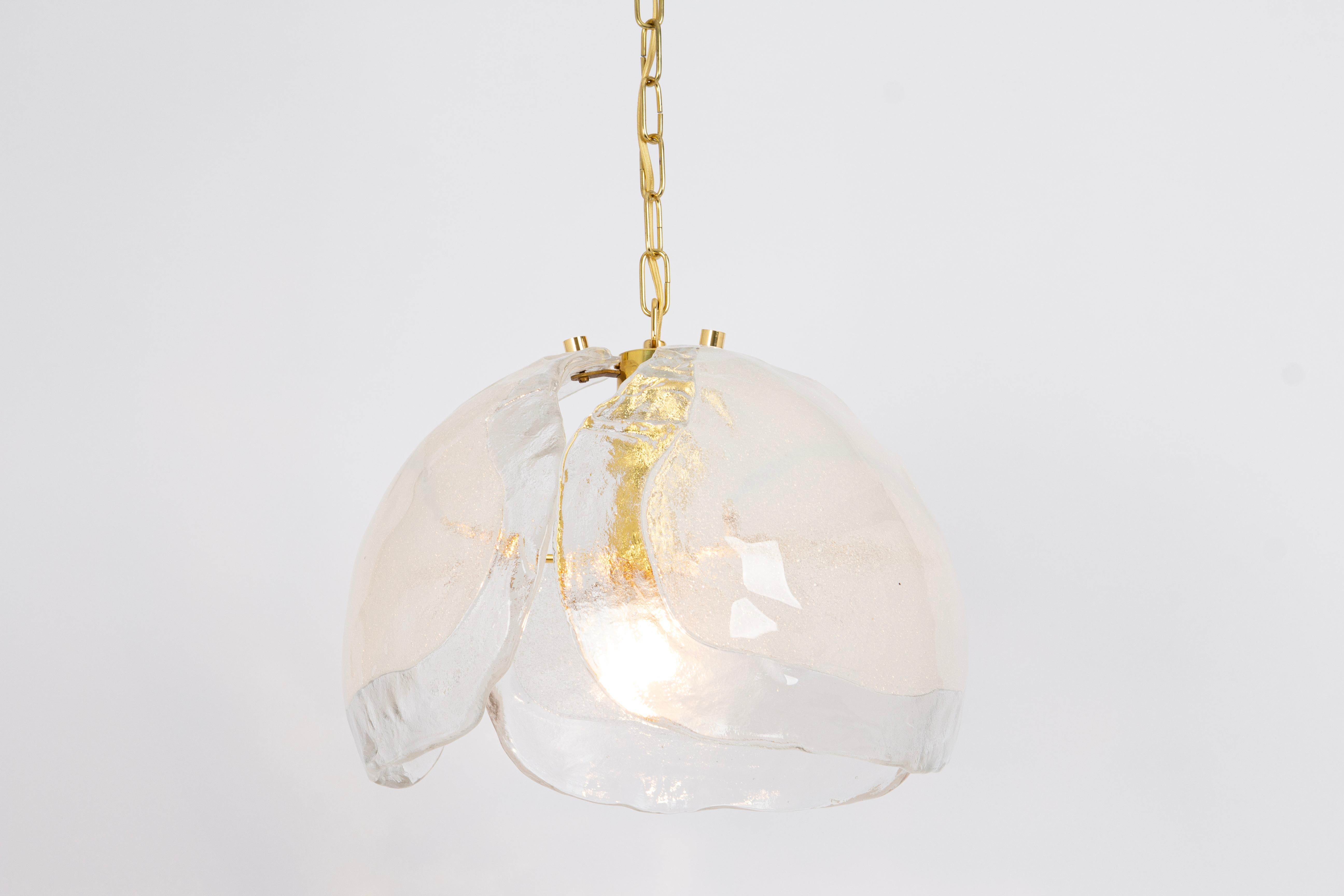 Autrichien 1 des 2 lustres en verre de Murano conçus par Kaiser, Allemagne, années 1960 en vente