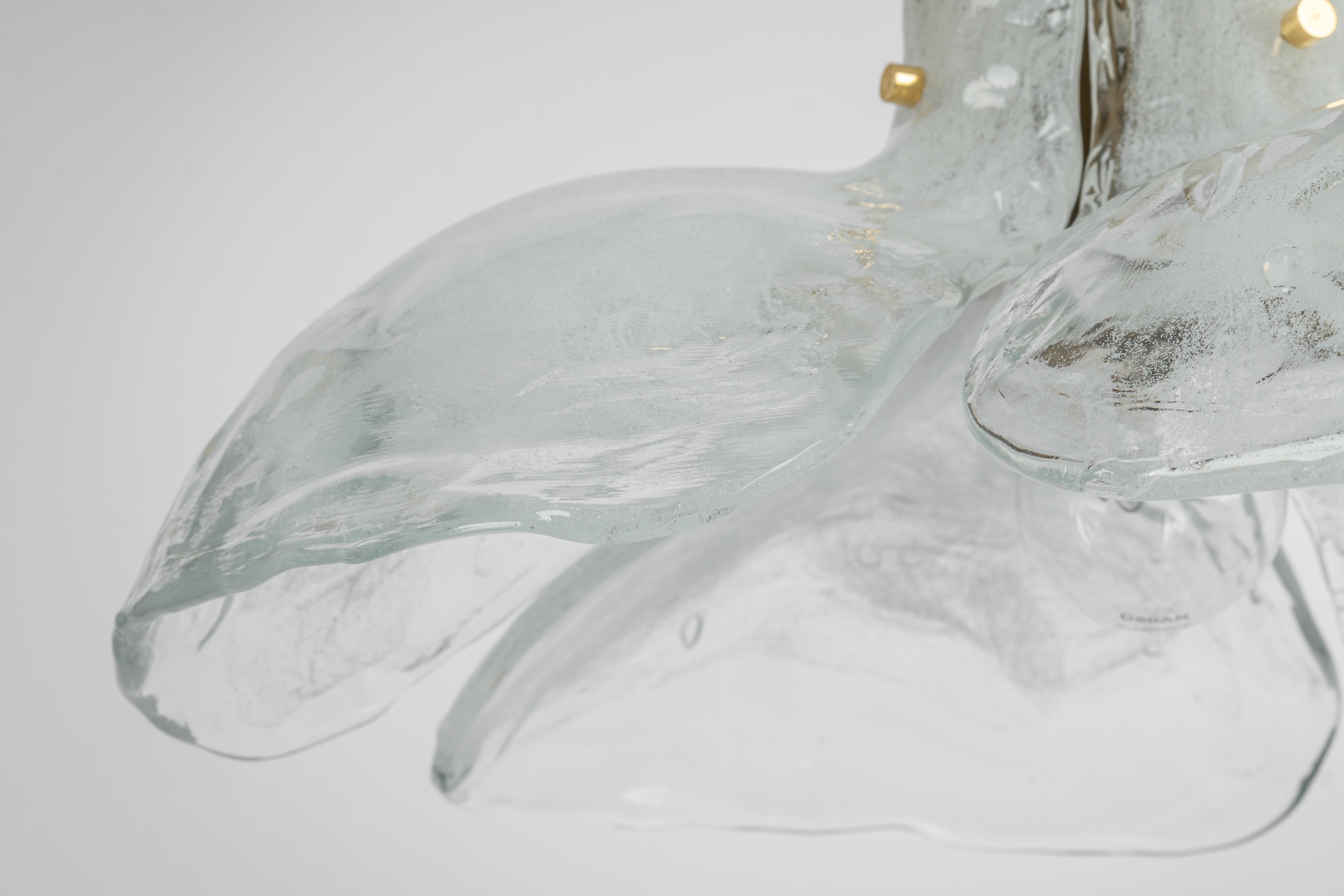 Ein atemberaubender Kronleuchter aus weißem Murano-Klarglas, entworfen von Kalmar, Österreich, hergestellt in den 1960er Jahren.
Der Kronleuchter besteht aus 4 dicken Murano-Glaselementen, die an einem Messingrahmen befestigt sind.

Hochwertig und
