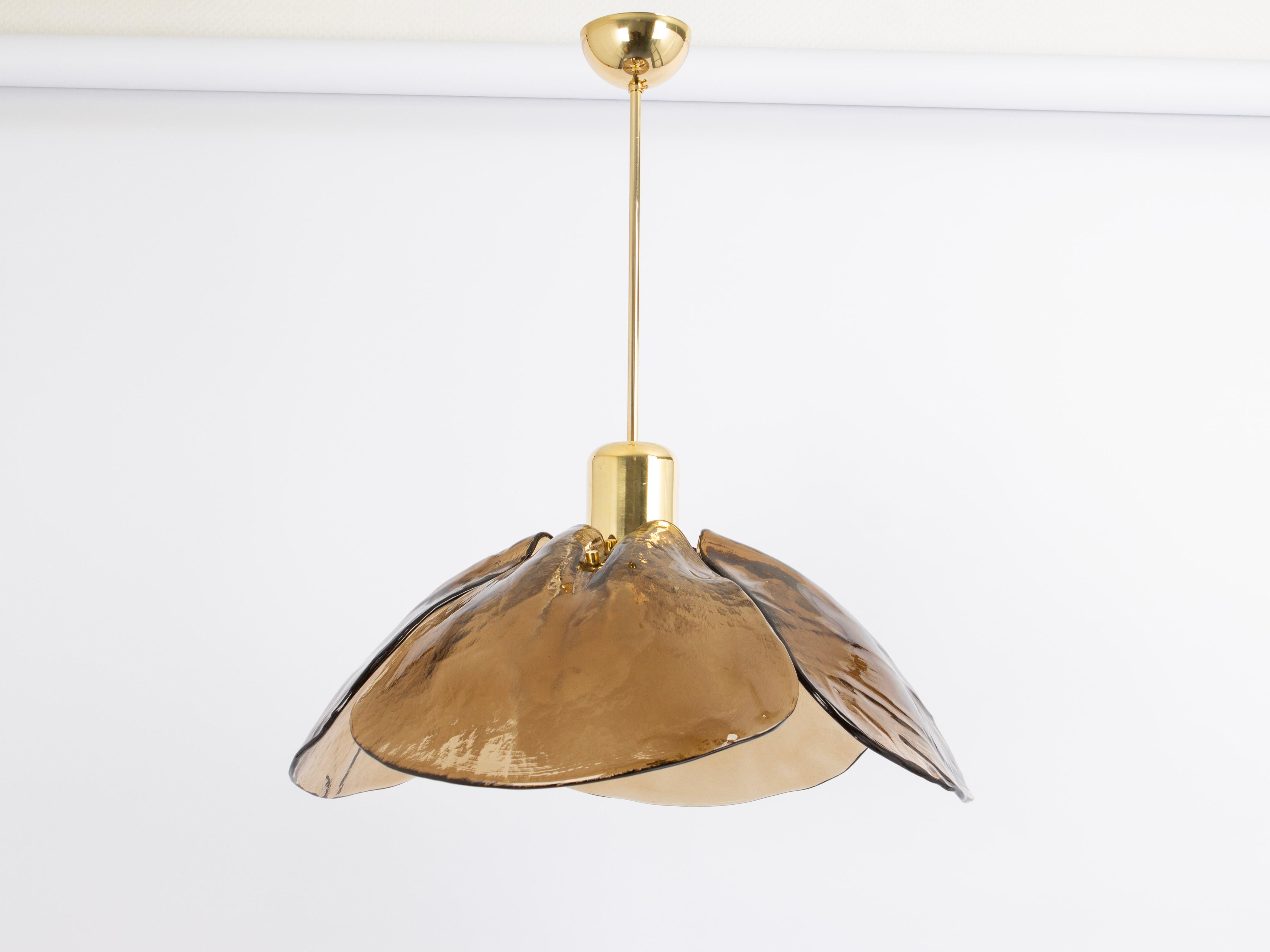 Un superbe lustre en verre brun de Murano conçu par Kalmar, Autriche, fabriqué dans les années 1960.
Le lustre est composé de 4 éléments épais en verre de Murano fixés à un cadre en laiton.

De haute qualité et en très bon état. Nettoyé, bien câblé