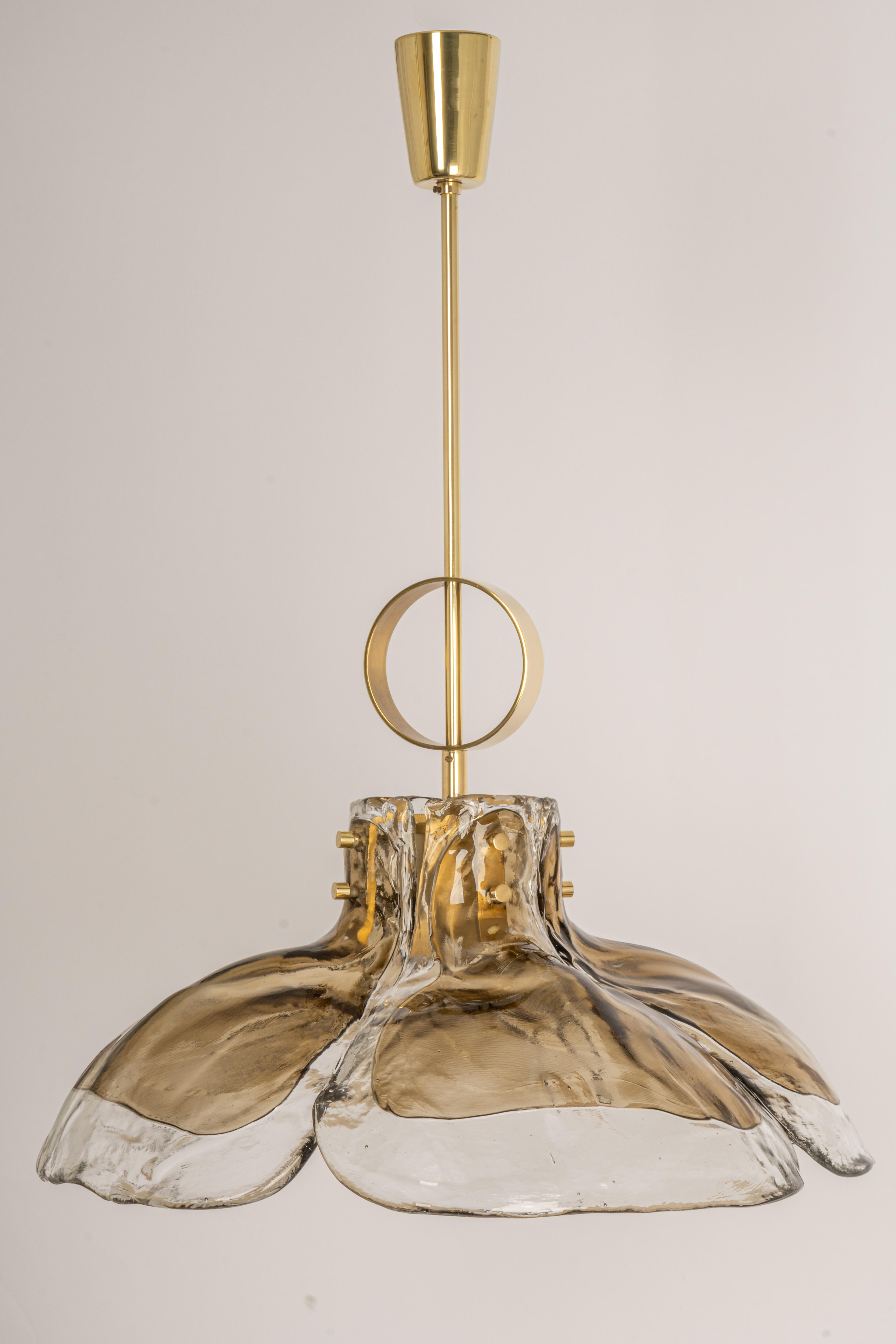 Magnifique lustre en verre fumé de Murano, conçu par Kalmar, Autriche, fabriqué dans les années 1960.
Le lustre est composé de 4 éléments épais en verre de Murano fixés à une armature métallique.

De haute qualité et en très bon état. Nettoyé, bien