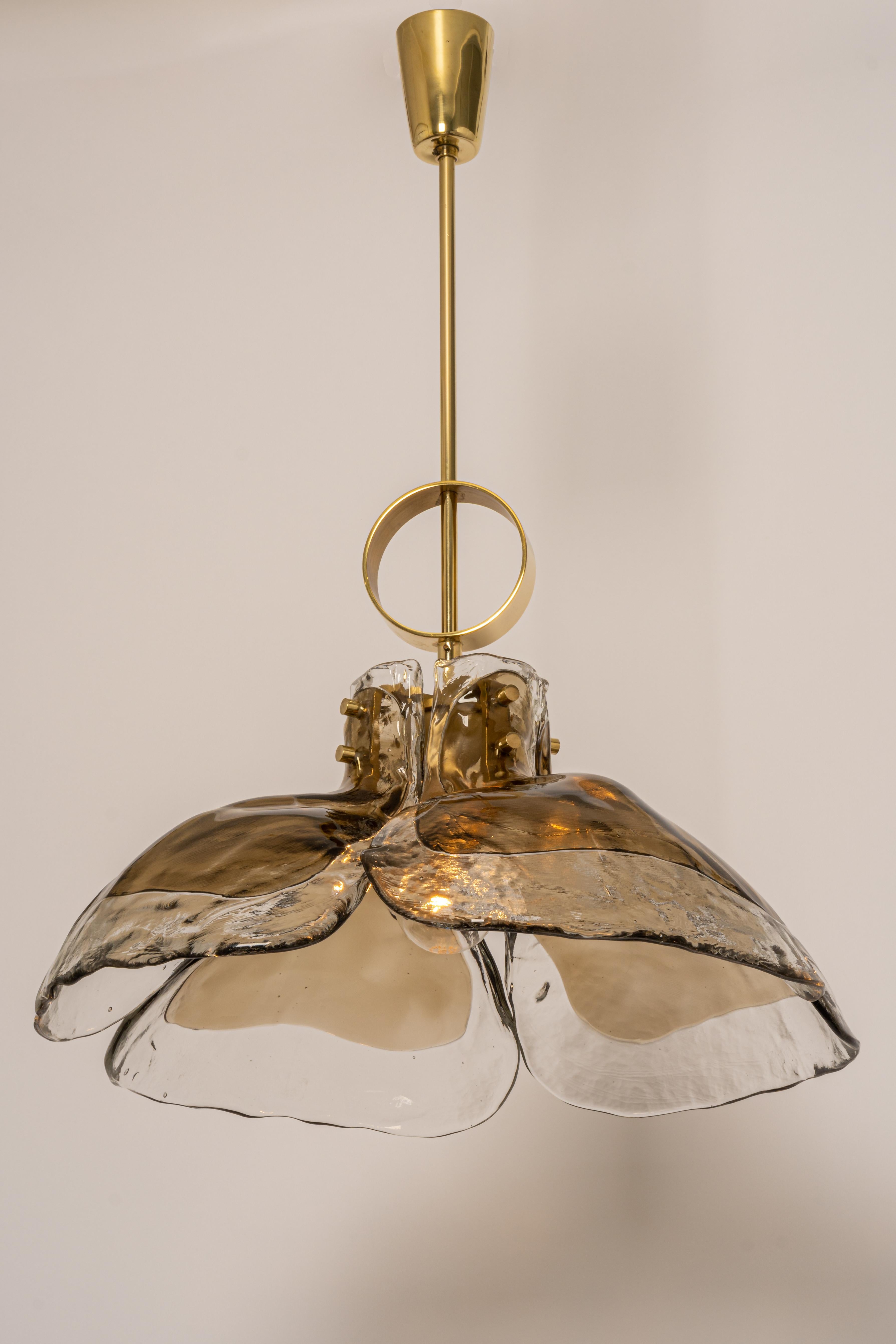 Impresionante araña de cristal ahumado de Murano diseñada por Kalmar , Austria, fabricada en la década de 1960.
La araña se compone de 4 gruesos elementos de cristal de Murano sujetos a un armazón de metal.

Alta calidad y en muy buen estado.