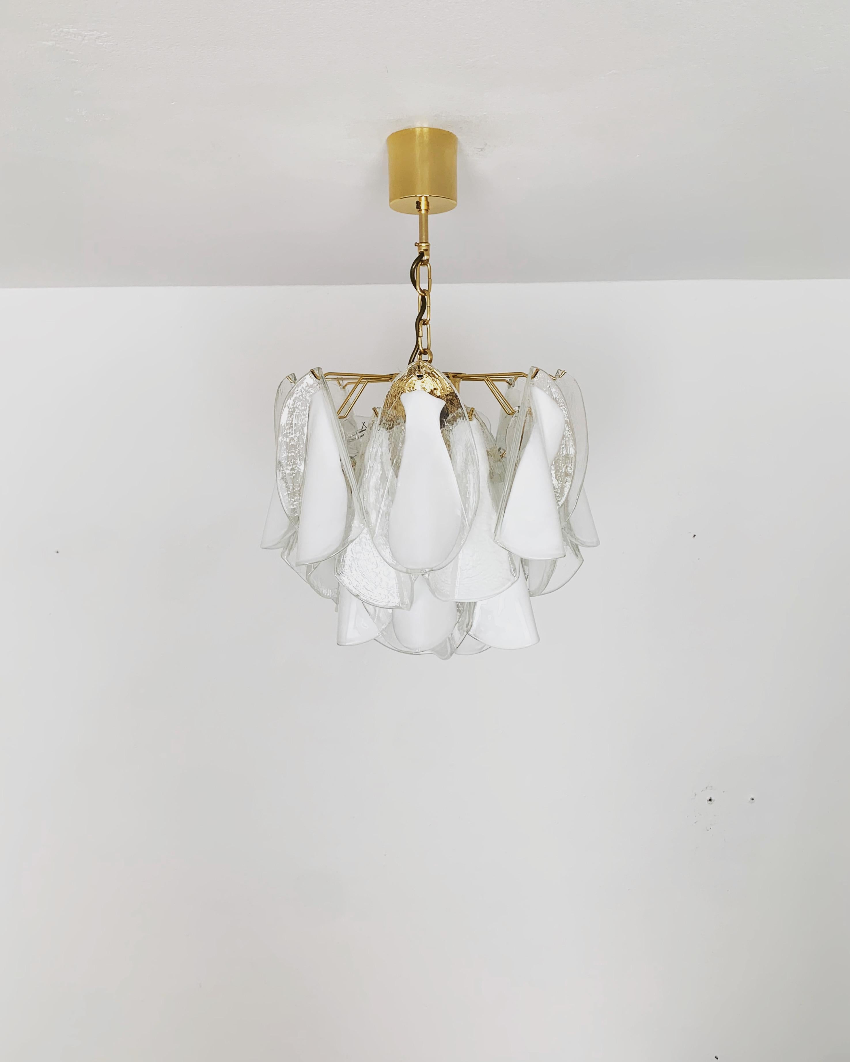 Wunderschöner italienischer Kronleuchter aus Murano-Glas aus den 1960er Jahren.
Außergewöhnlich gelungenes Design und sehr hochwertige Verarbeitung.
Die Farbgebung der 25 Gläser macht die Lampe zu einem ganz besonderen Schmuckstück in jedem