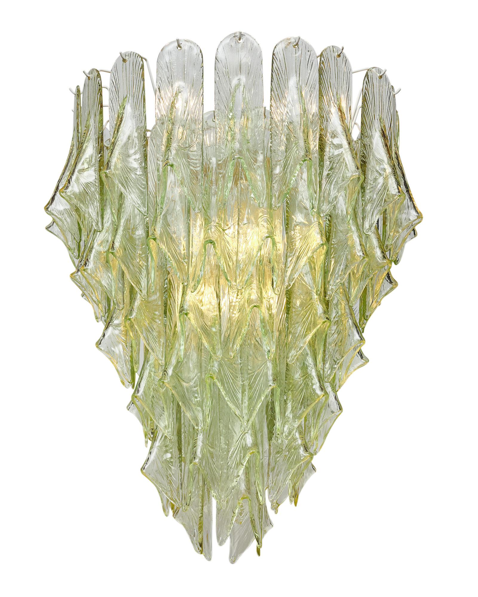 Lampadario in vetro di Murano con elementi in vetro soffiato a mano di colore verde acqua. Ogni elemento di vetro ha un design in stile Art Déco. È stata cablata di recente per adattarla agli standard statunitensi. L'altezza complessiva attuale è di