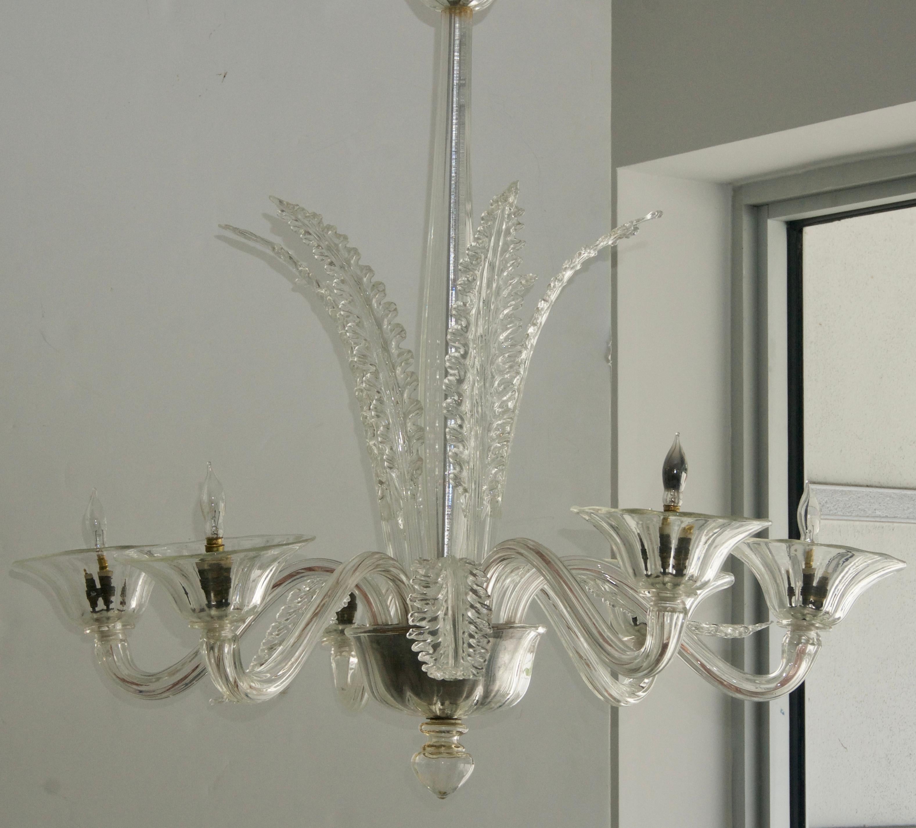 This stylish Barovier et Toso Murano glass chandelier dates to the 1930s and was acquired from a Palm Beach estate.

Note: A drawing is enclosed to show the placement of the arms and plumes.