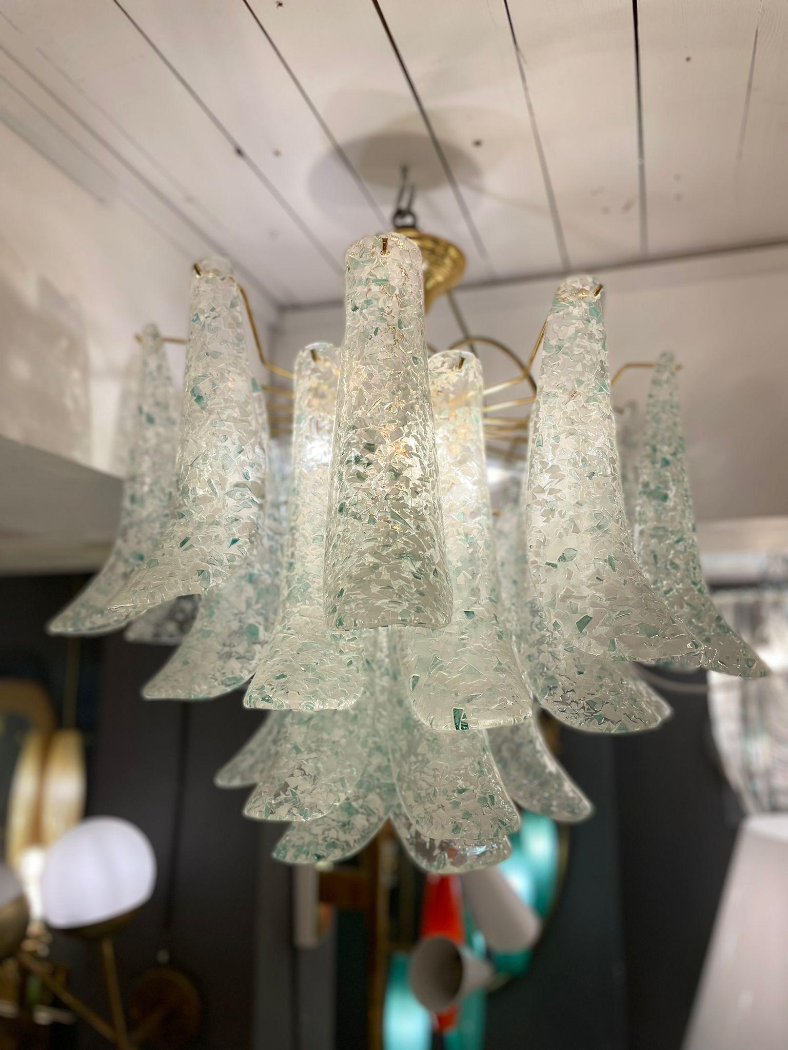 Un précieux lustre en verre de Murano vert émeraude et blanc en technique 