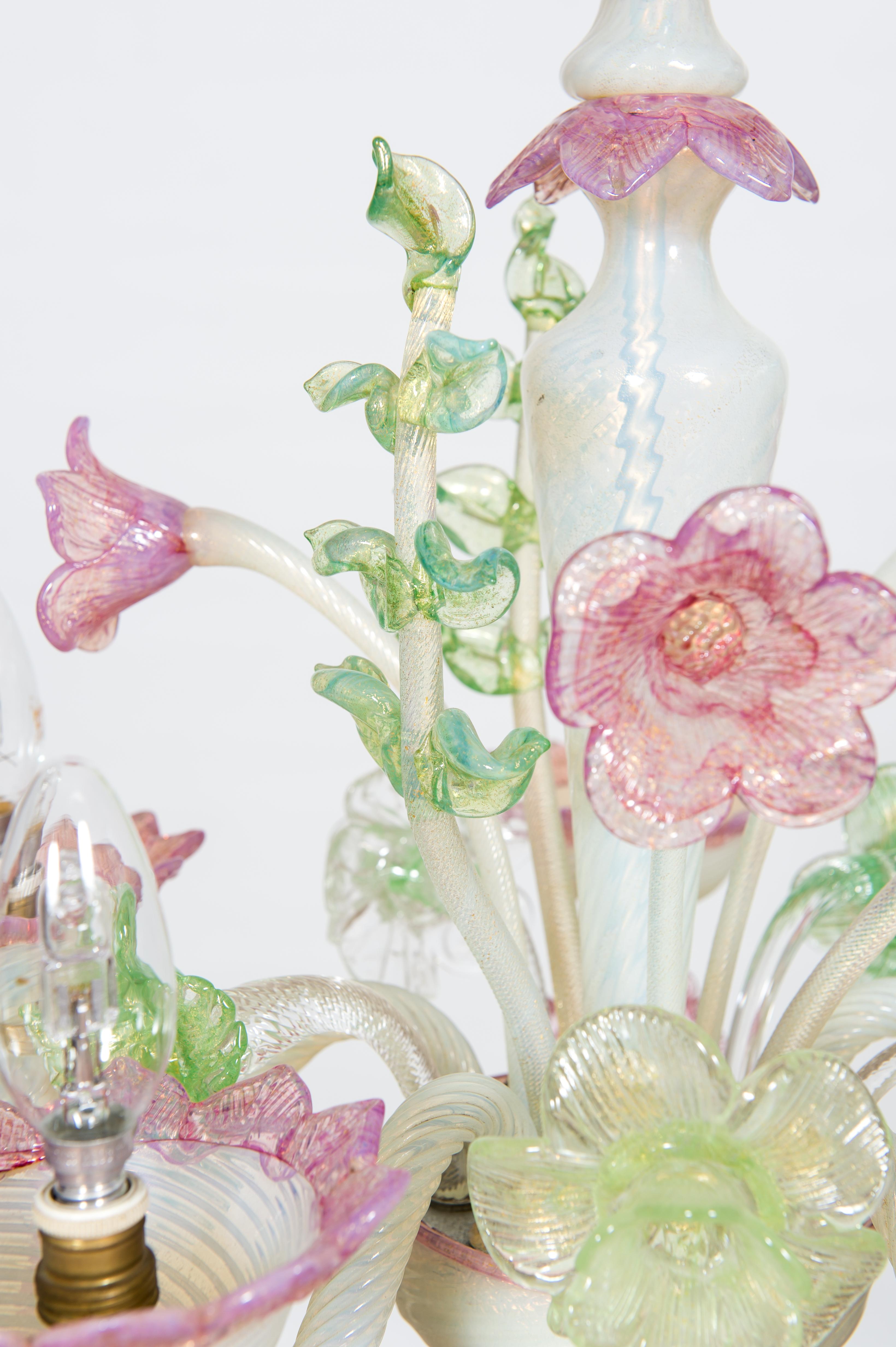 Lustre en verre de Murano en opaline et or, vers 1950 en vente 2