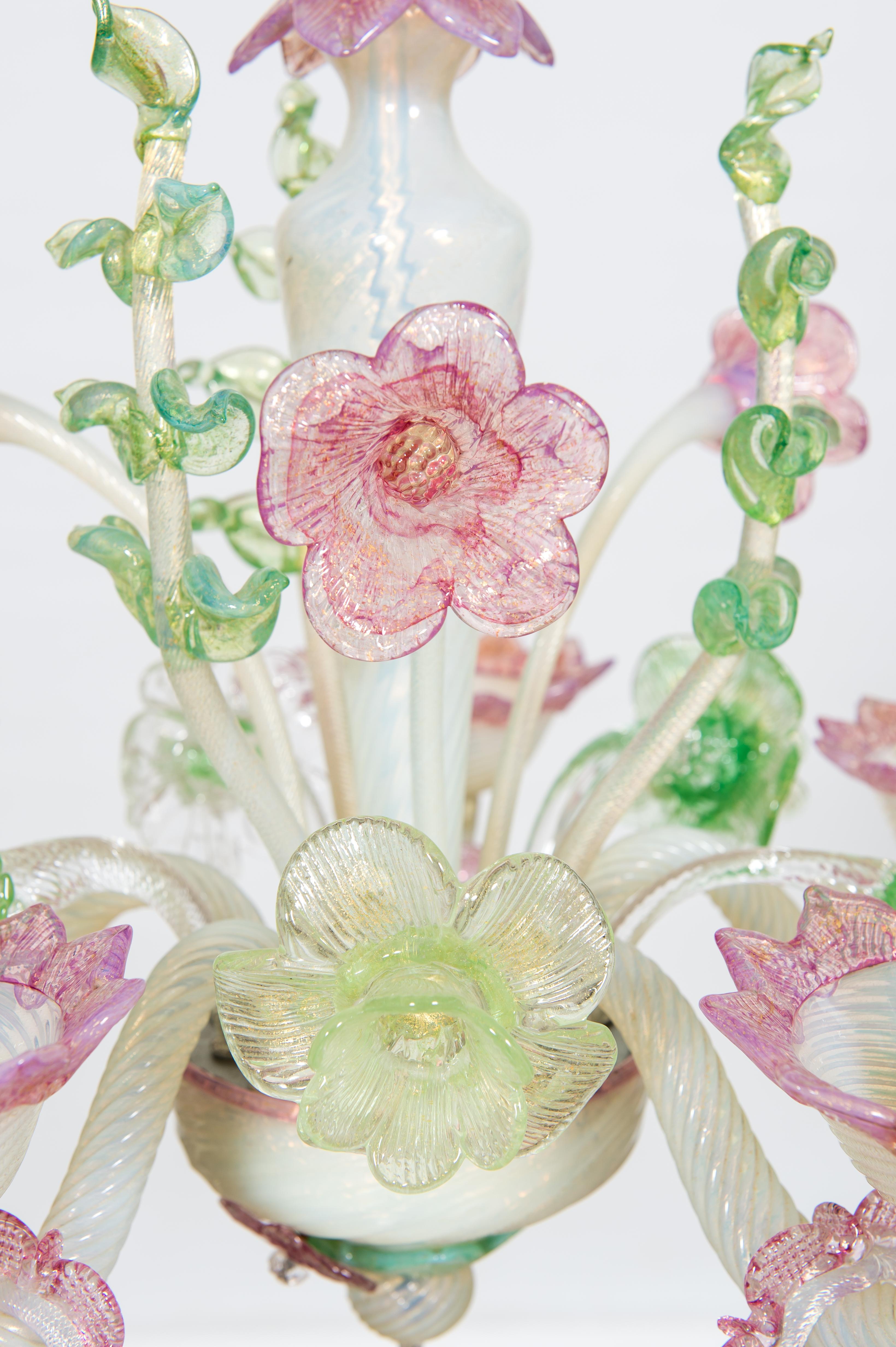 Lustre en verre de Murano en opaline et or, vers 1950 en vente 3