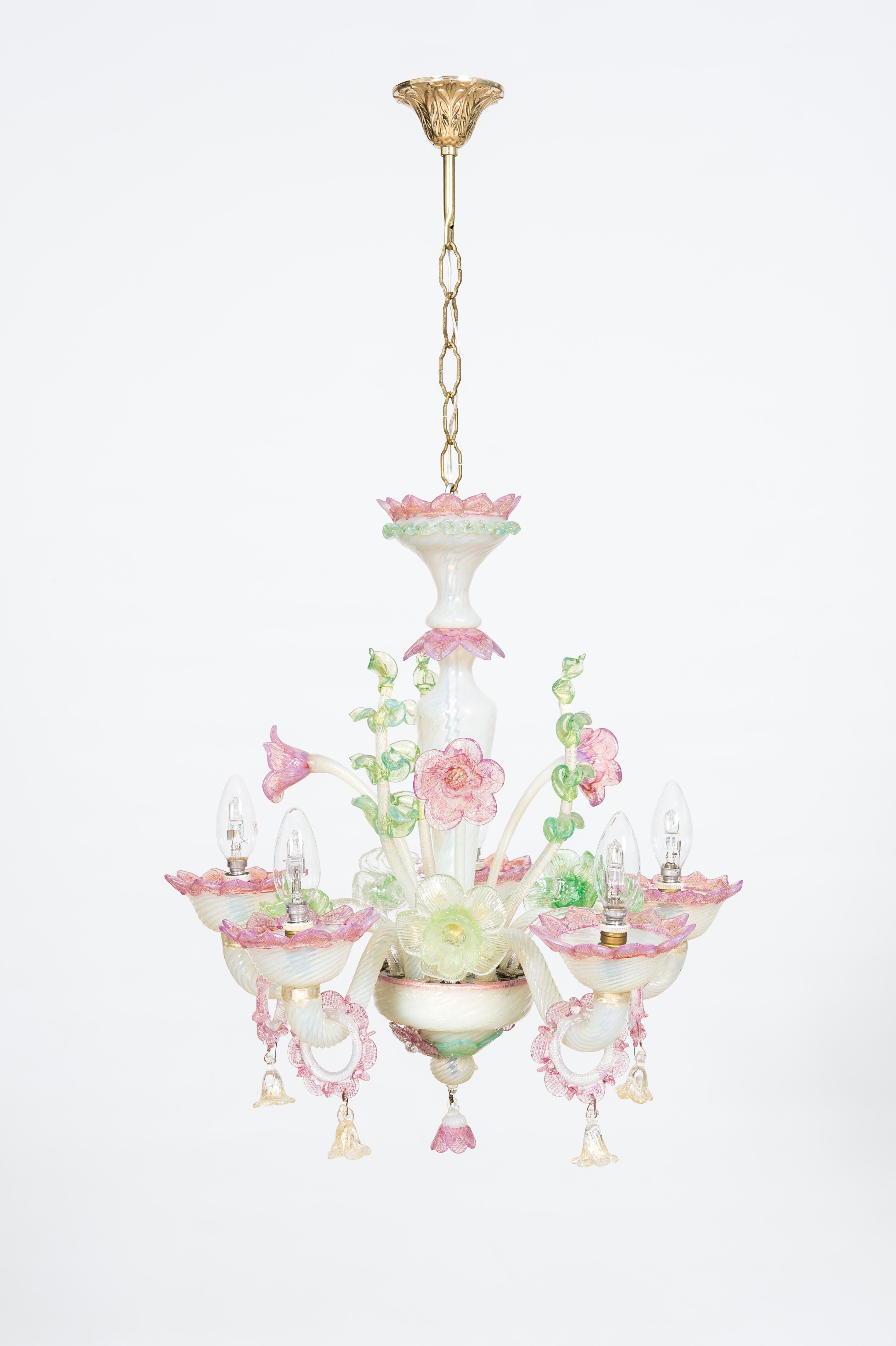 Moderne Lustre en verre de Murano en opaline et or, vers 1950 en vente