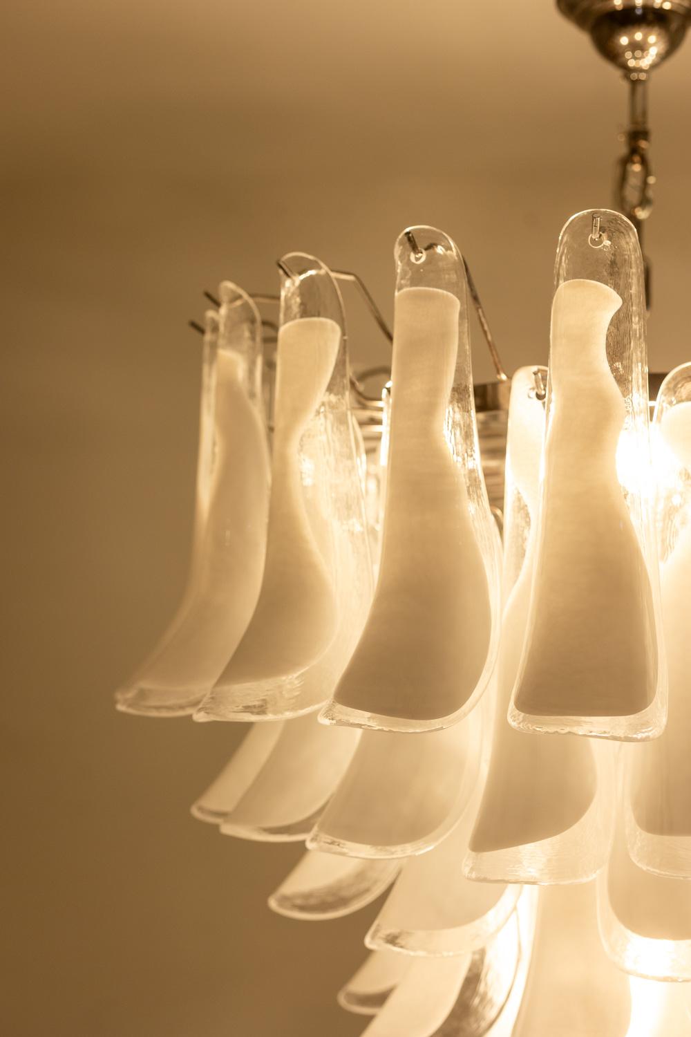 italien Murano glass chandelier in white and translucent glass. Contemporary en vente