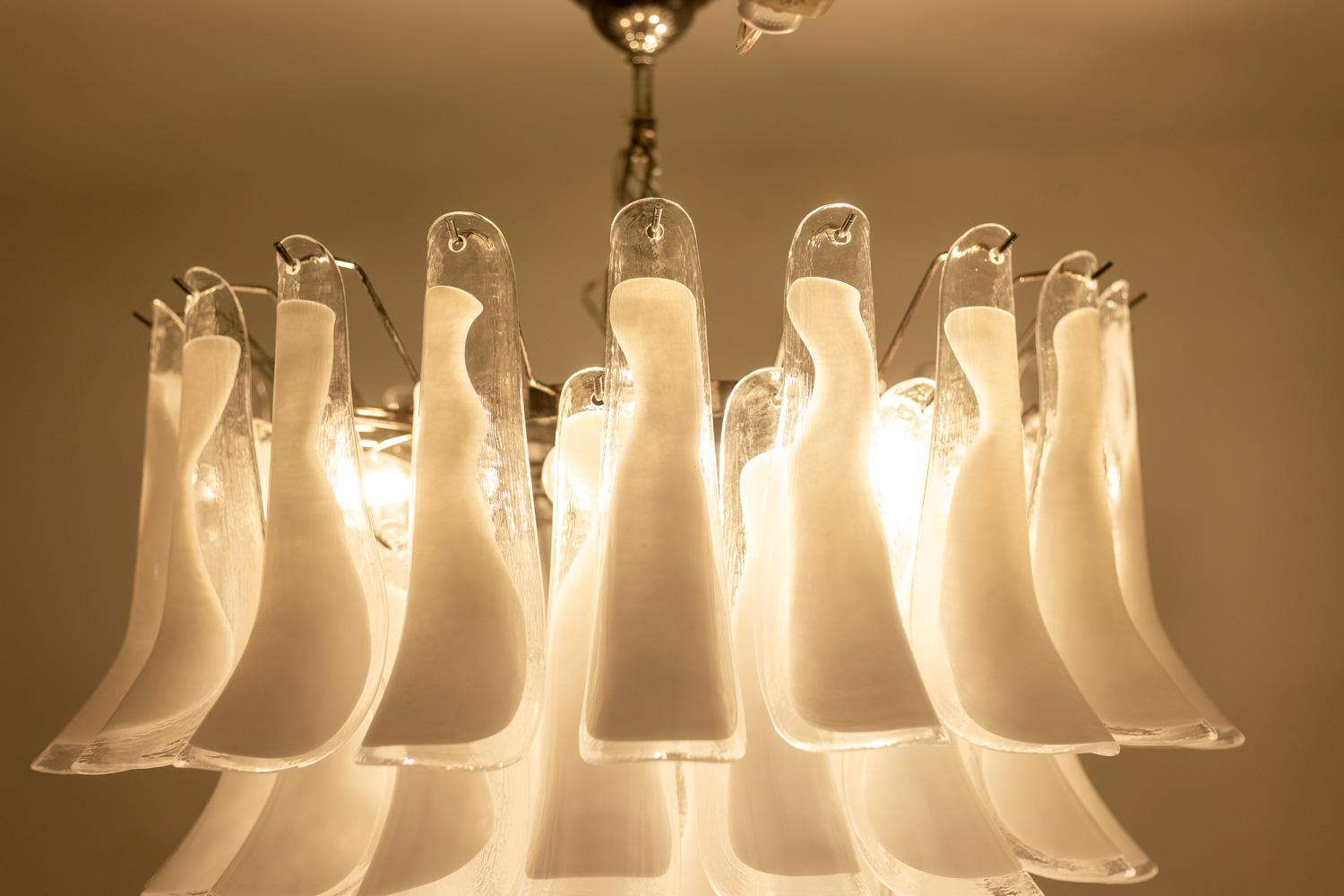 Verre Murano glass chandelier in white and translucent glass. Contemporary en vente