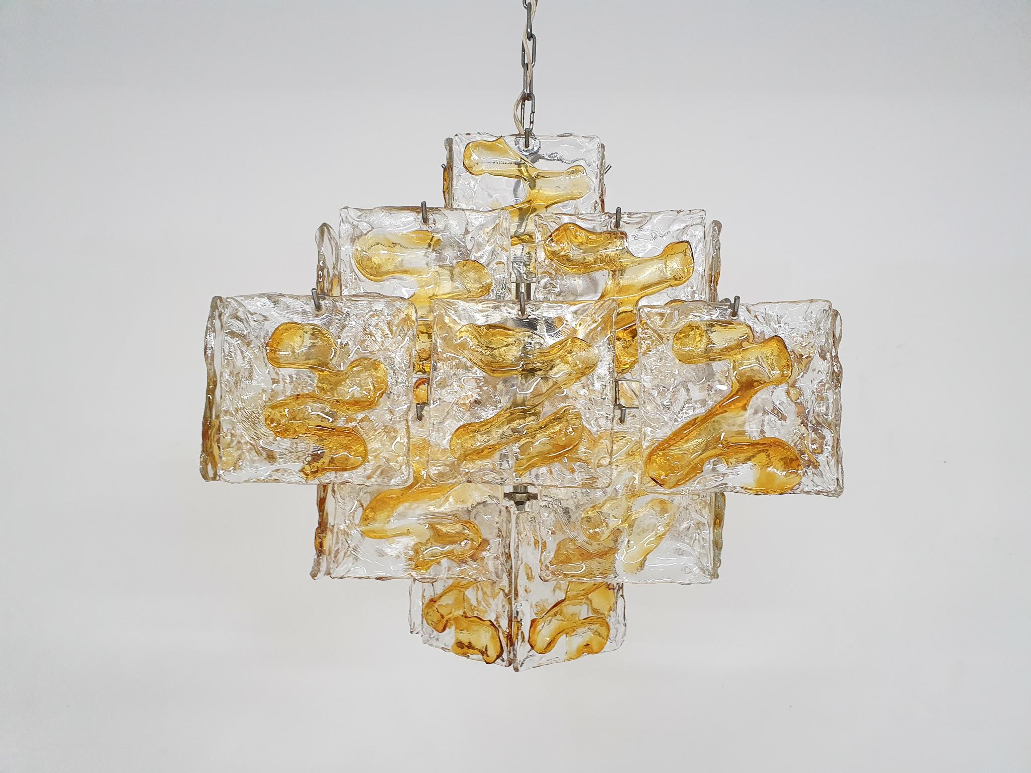 Chandelier with murano glass squares in transparant and amber glass.
The lamp places 8 E14 light bulbs.
Total length with chain is 140 cm.