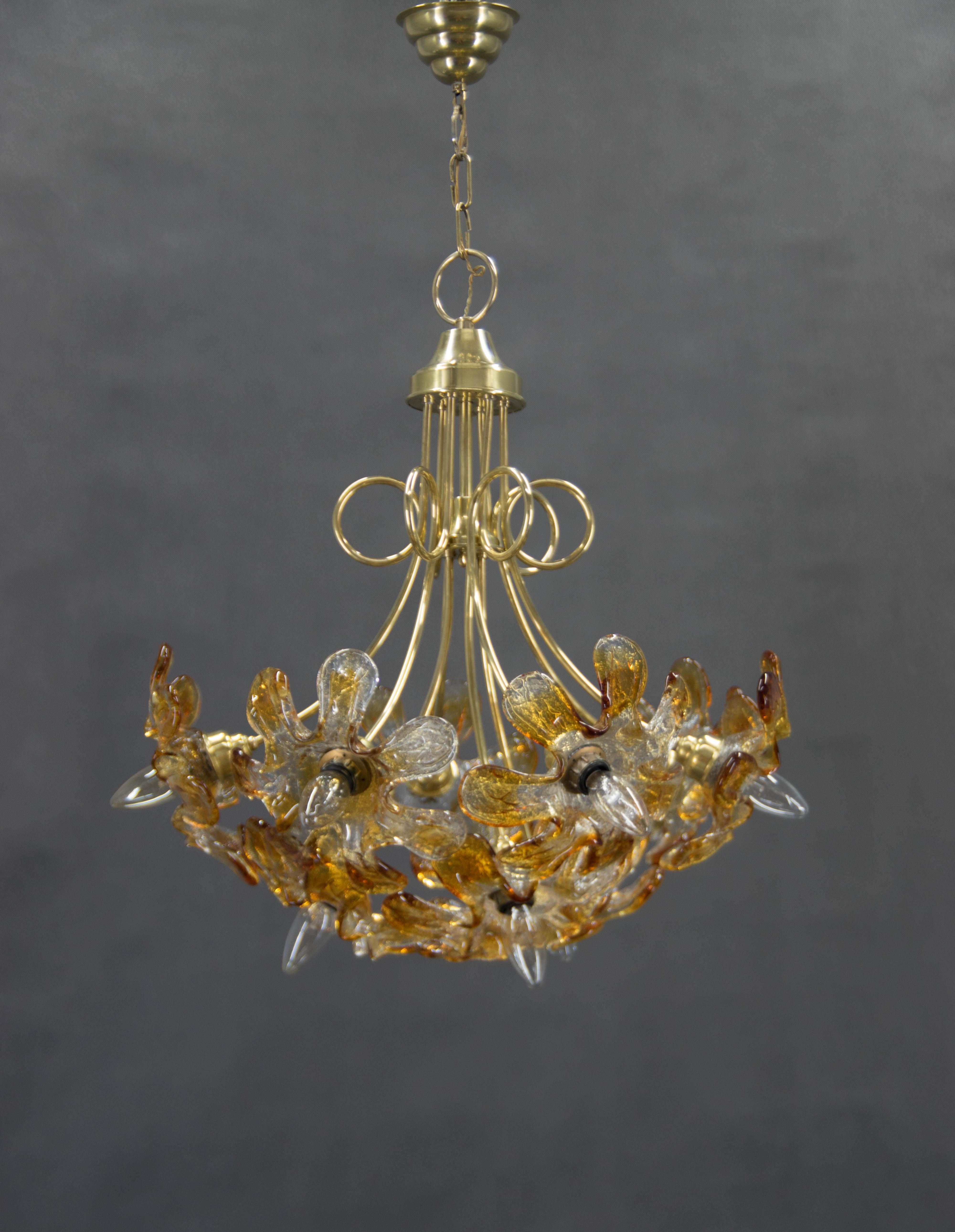 Magnifique lustre en laiton et verre de Murano fabriqué en Italie.
Parfait état d'origine.
Ampoules E12-E14
Compatible avec le câblage américain