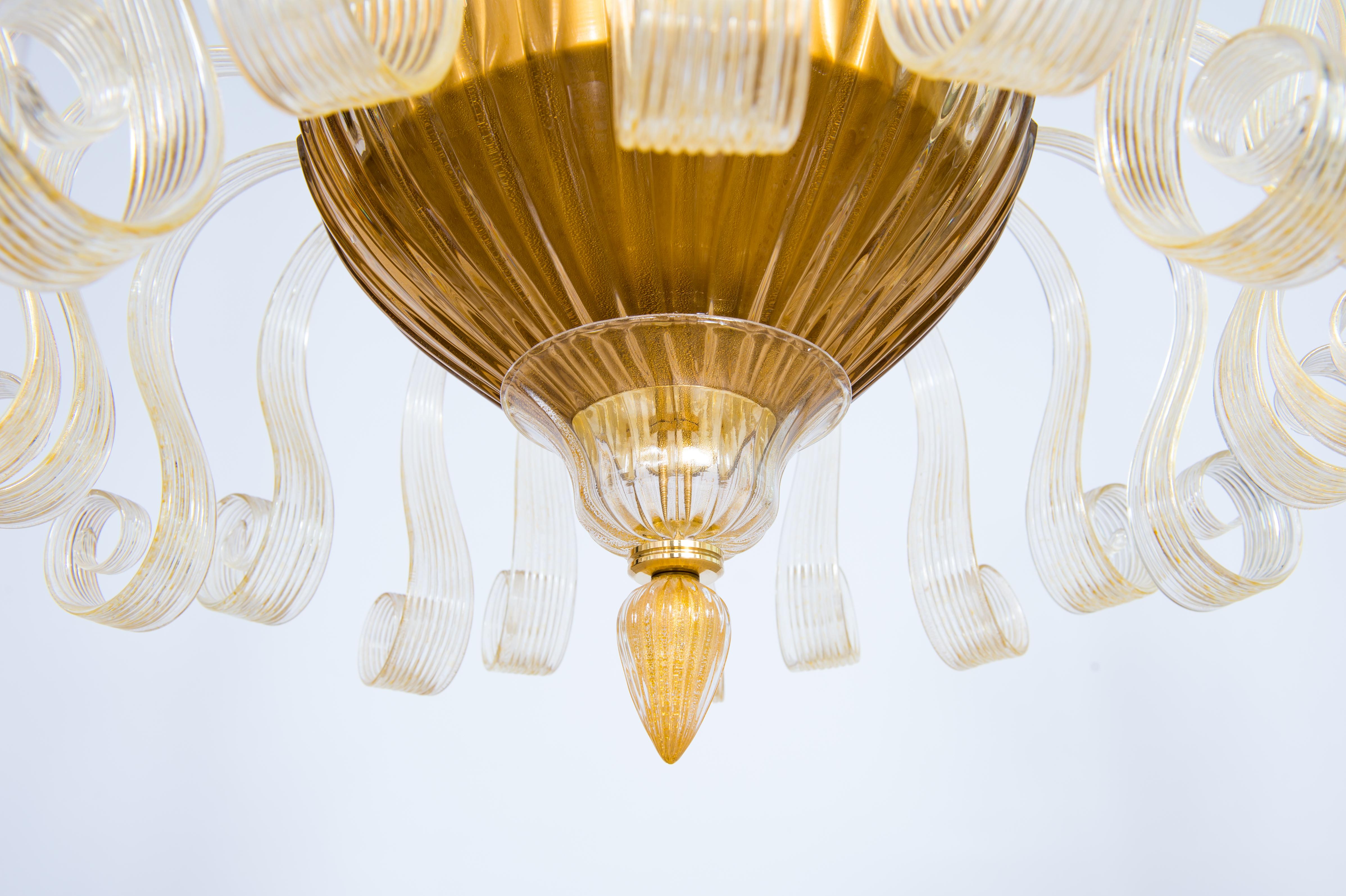 Art Déco Lampadario in vetro di Murano Spirali scolpite Accenti dorati Alta rifrazione Art glas in vendita
