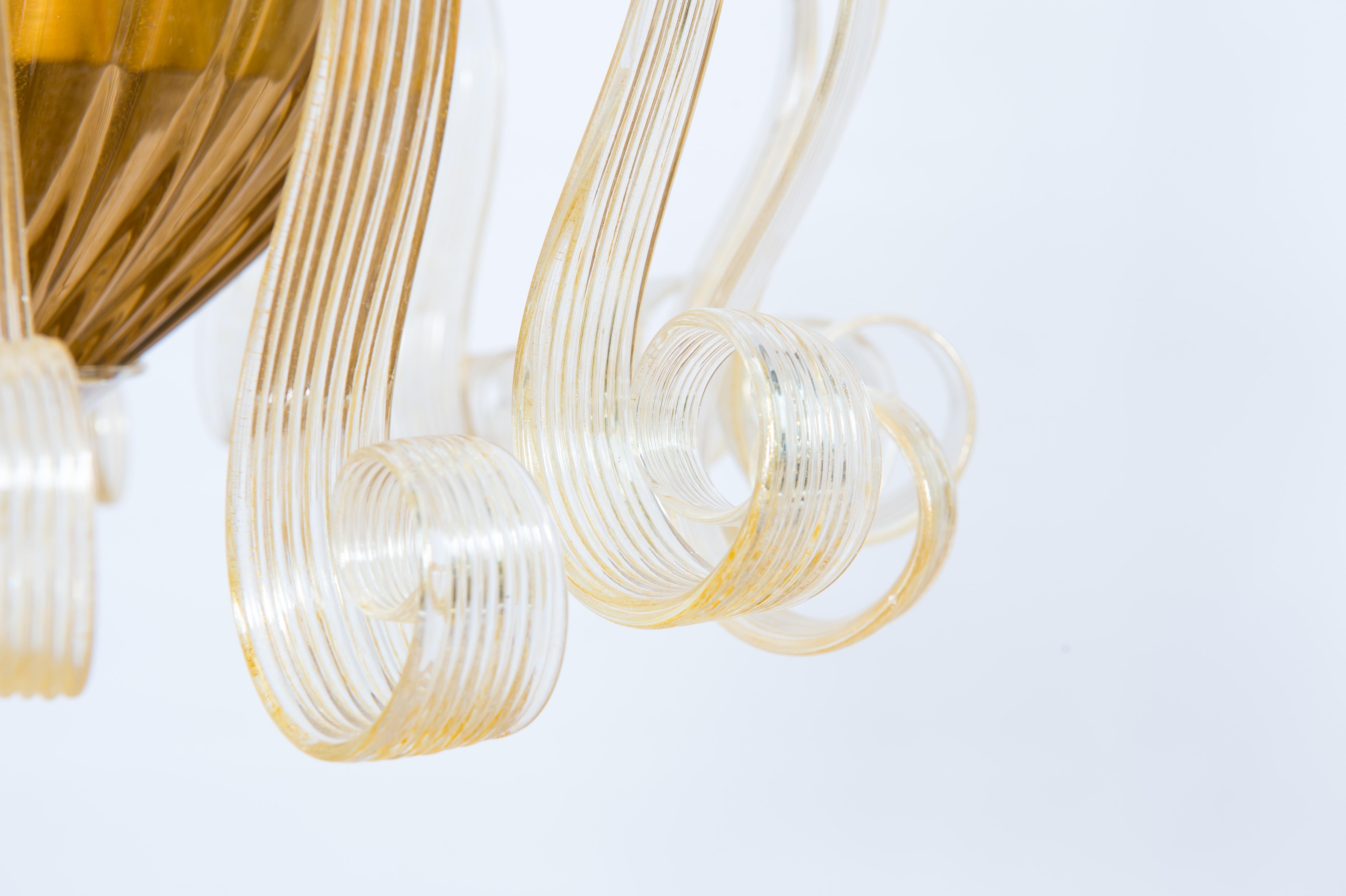 Italiano Lampadario in vetro di Murano Spirali scolpite Accenti dorati Alta rifrazione Art glas in vendita