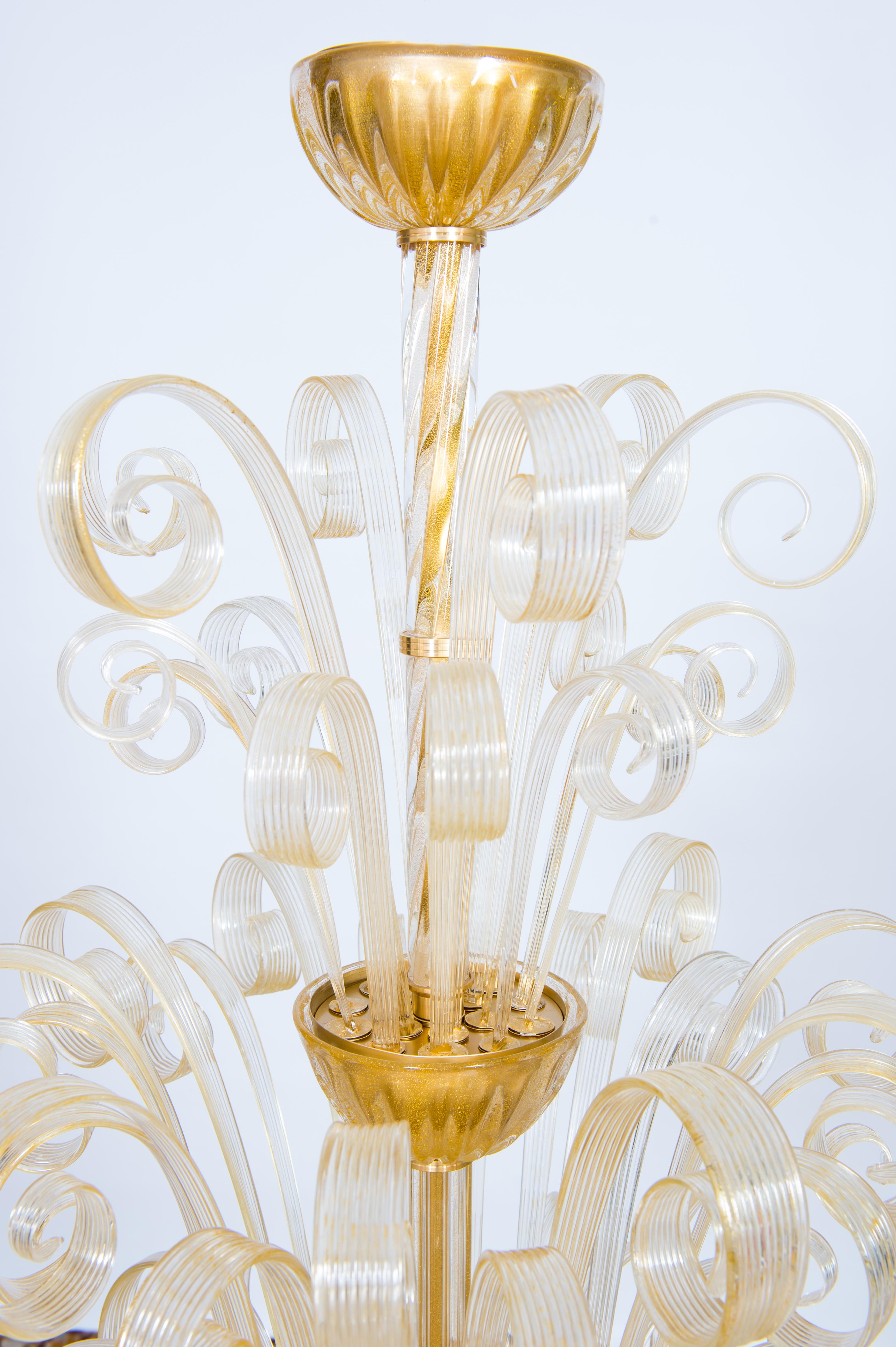Fatto a mano Lampadario in vetro di Murano Spirali scolpite Accenti dorati Alta rifrazione Art glas in vendita